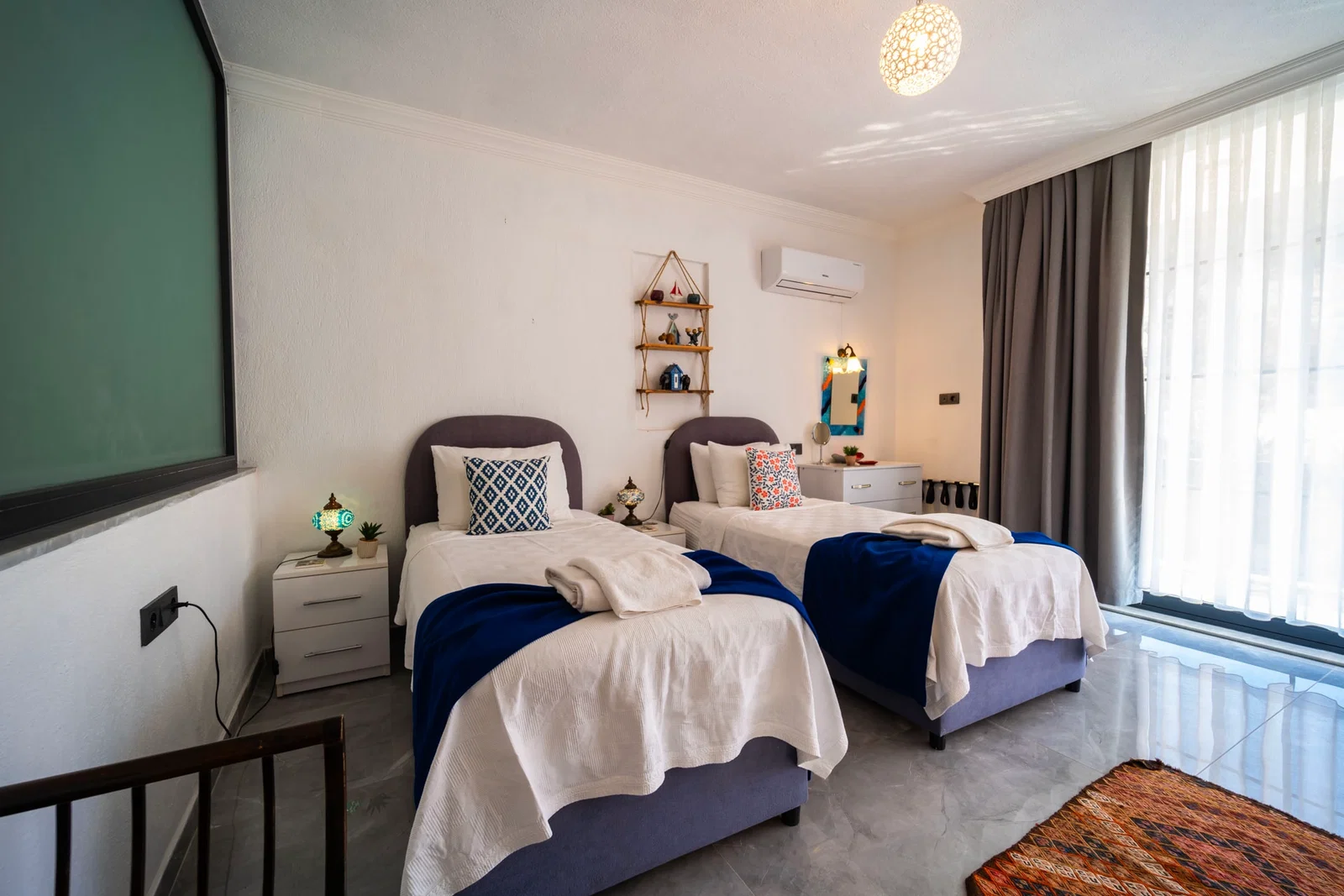 Yeşilköy’de Balayı Çiftlerine Uygun, Korunaklı Havuzlu, 2 Yatak Odalı, Kiralık Villa