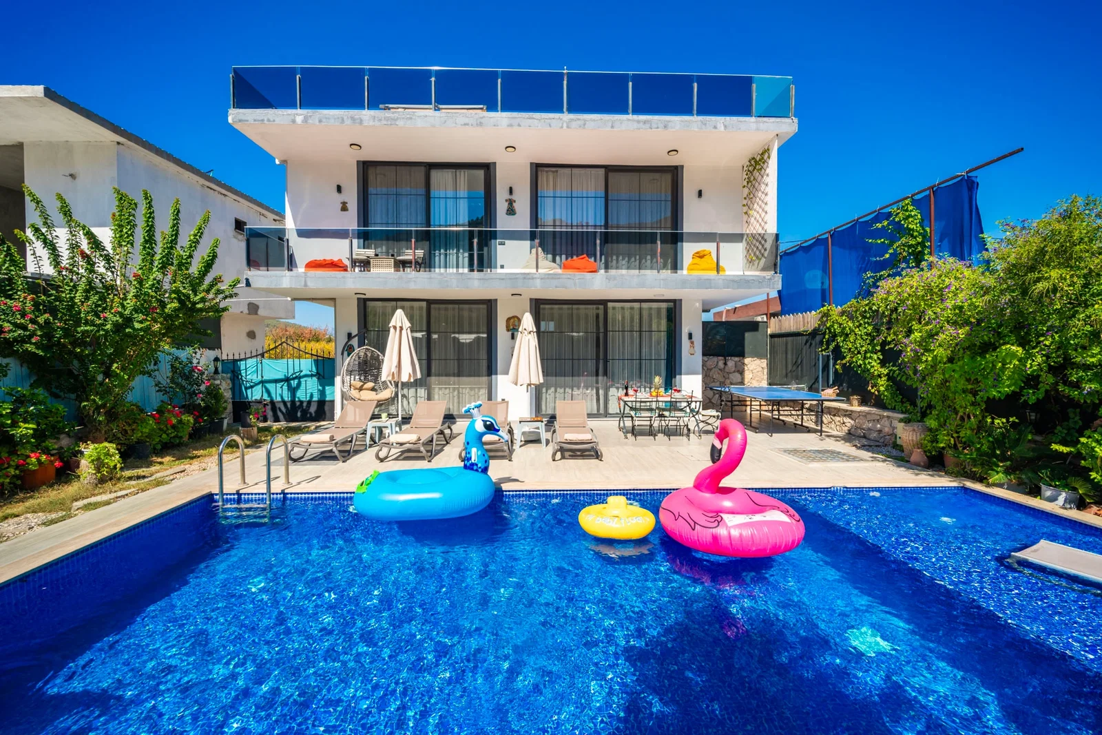 Yeşilköy’de Balayı Çiftlerine Uygun, Korunaklı Havuzlu, 2 Yatak Odalı, Kiralık Villa