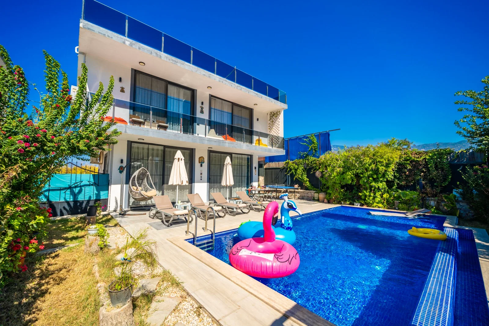 Yeşilköy’de Balayı Çiftlerine Uygun, Korunaklı Havuzlu, 2 Yatak Odalı, Kiralık Villa