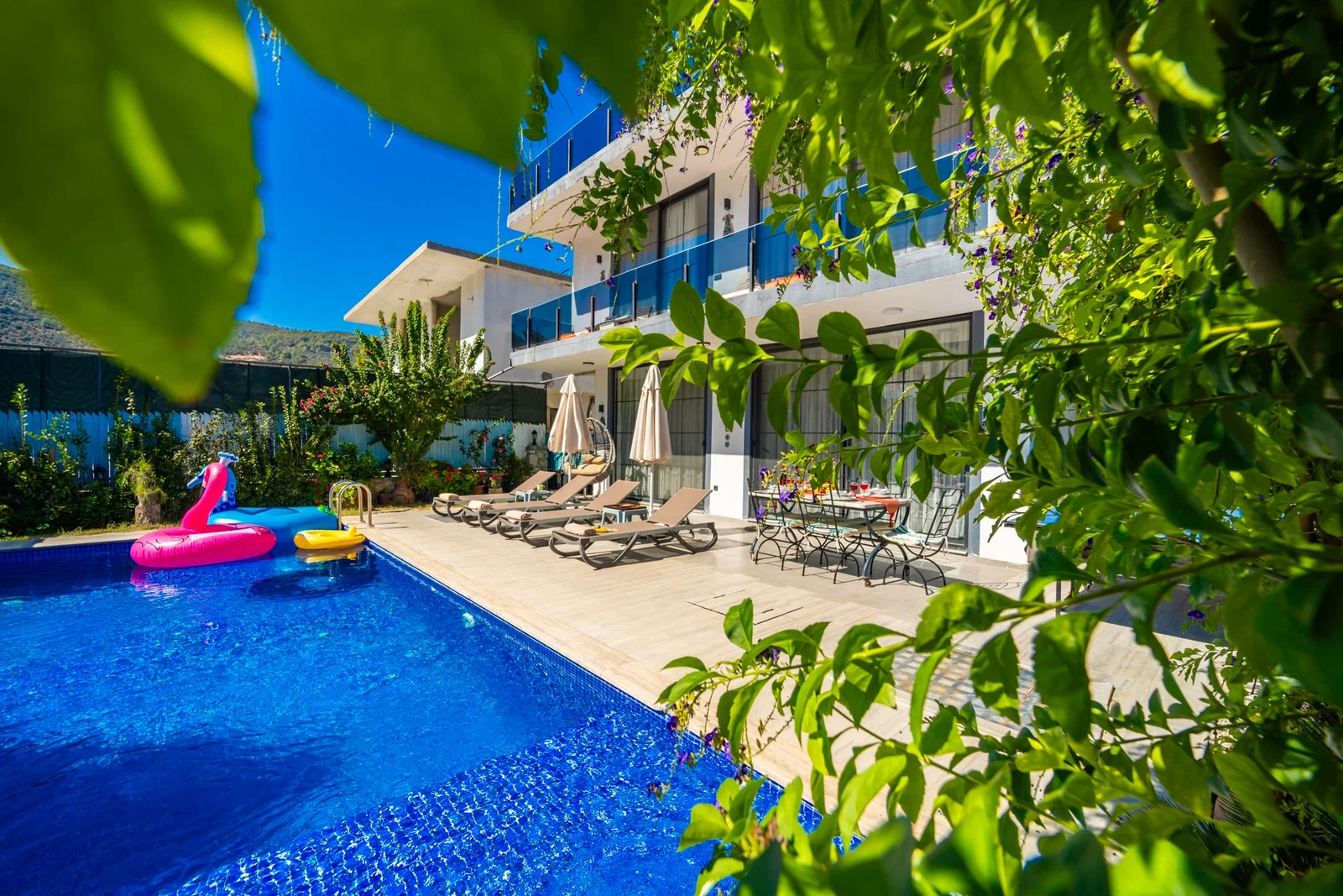 Yeşilköy’de Balayı Çiftlerine Uygun, Korunaklı Havuzlu, 2 Yatak Odalı, Kiralık Villa