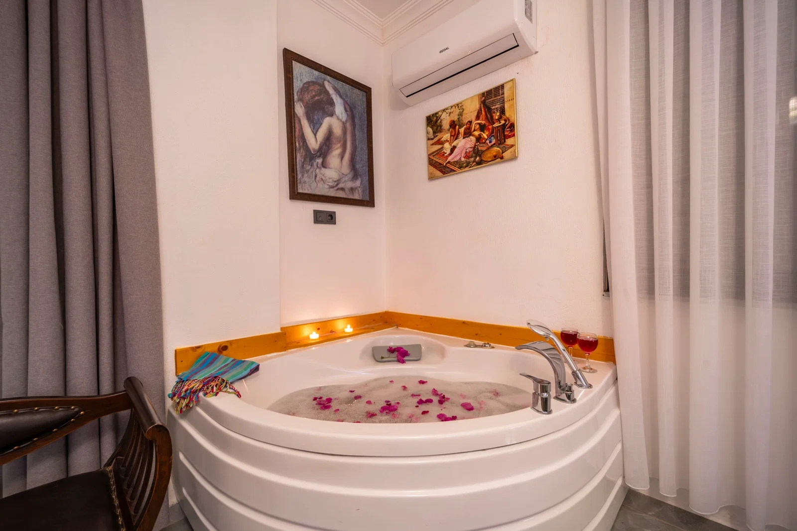 Yeşilköy’de Balayı Çiftlerine Uygun, Korunaklı Havuzlu, 2 Yatak Odalı, Kiralık Villa