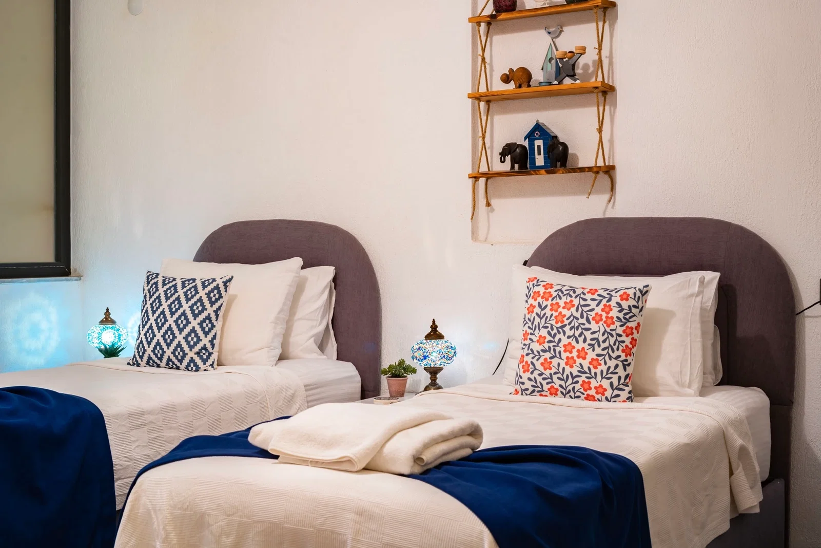 Yeşilköy’de Balayı Çiftlerine Uygun, Korunaklı Havuzlu, 2 Yatak Odalı, Kiralık Villa