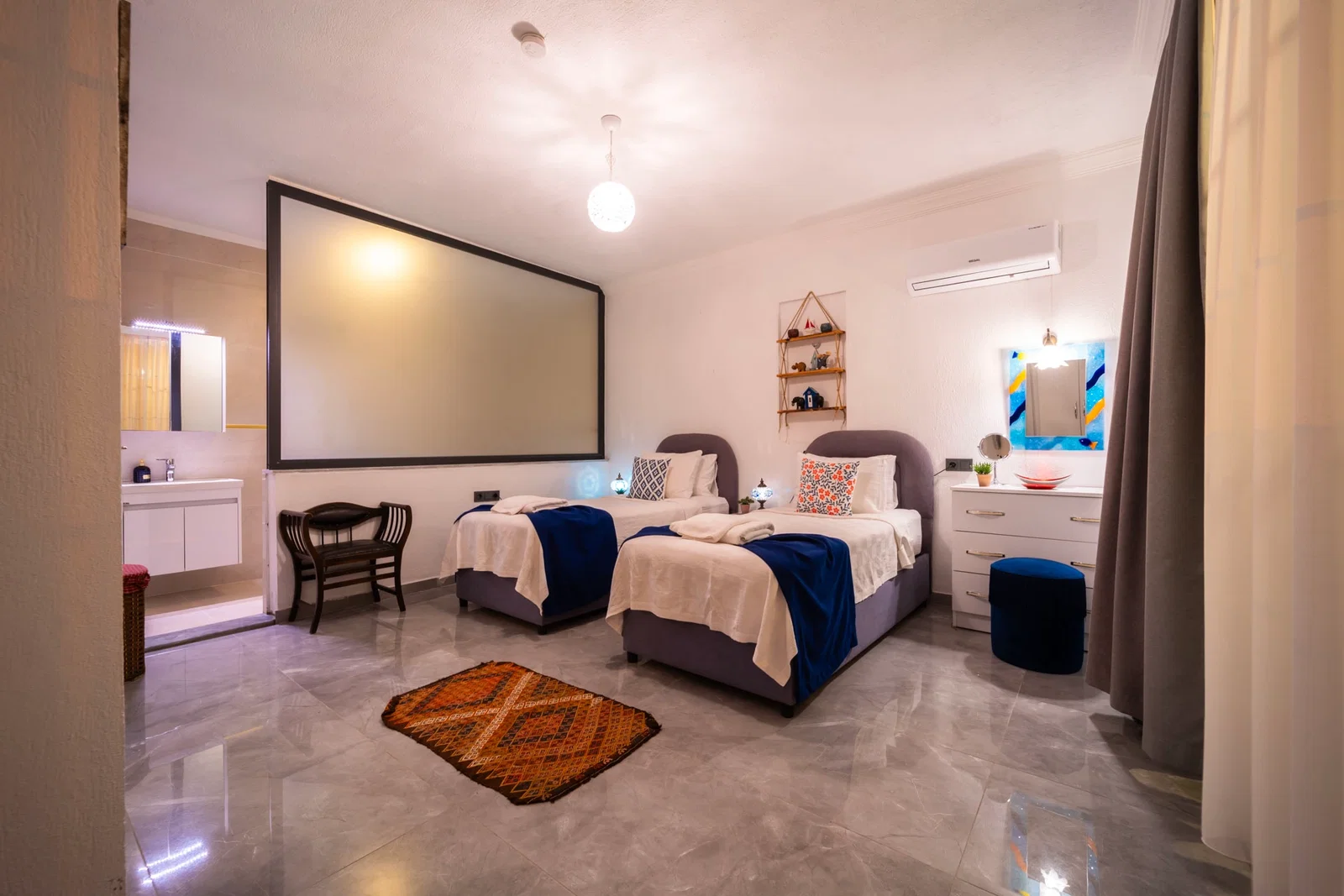 Yeşilköy’de Balayı Çiftlerine Uygun, Korunaklı Havuzlu, 2 Yatak Odalı, Kiralık Villa