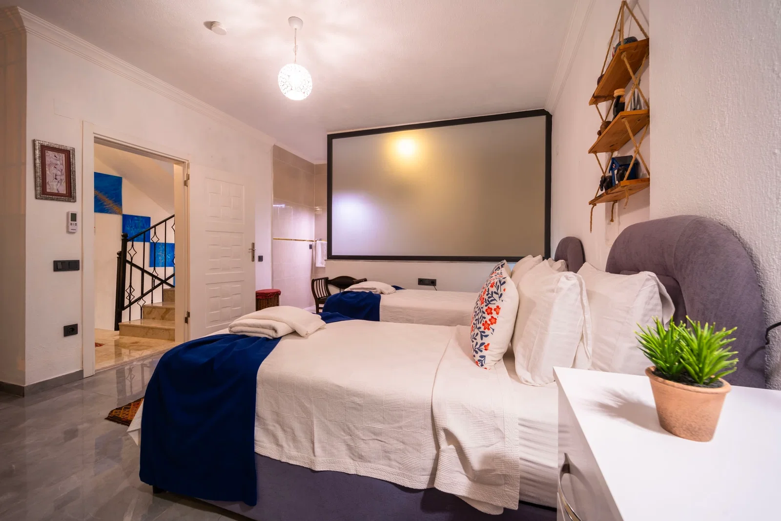 Yeşilköy’de Balayı Çiftlerine Uygun, Korunaklı Havuzlu, 2 Yatak Odalı, Kiralık Villa