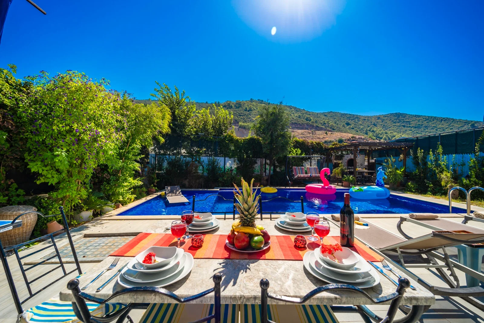 Yeşilköy’de Balayı Çiftlerine Uygun, Korunaklı Havuzlu, 2 Yatak Odalı, Kiralık Villa