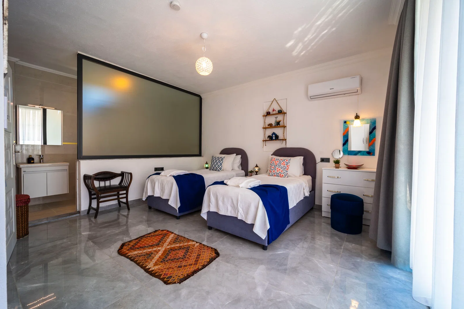 Yeşilköy’de Balayı Çiftlerine Uygun, Korunaklı Havuzlu, 2 Yatak Odalı, Kiralık Villa