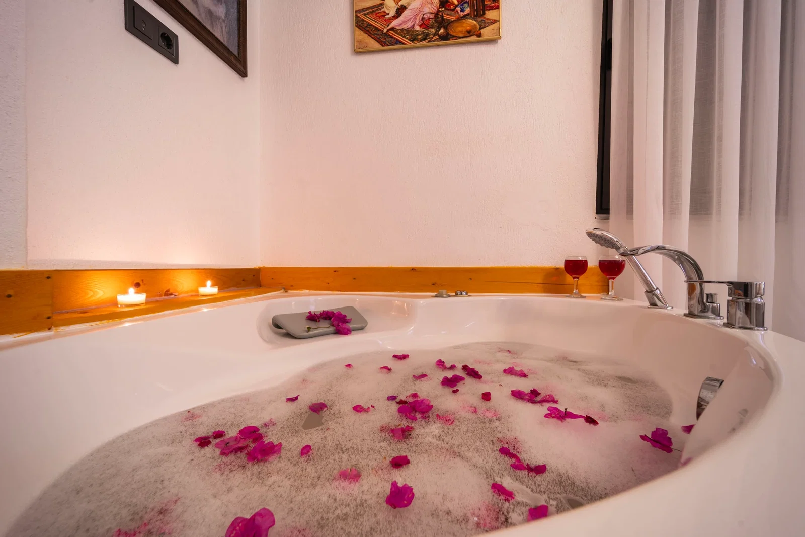 Yeşilköy’de Balayı Çiftlerine Uygun, Korunaklı Havuzlu, 2 Yatak Odalı, Kiralık Villa