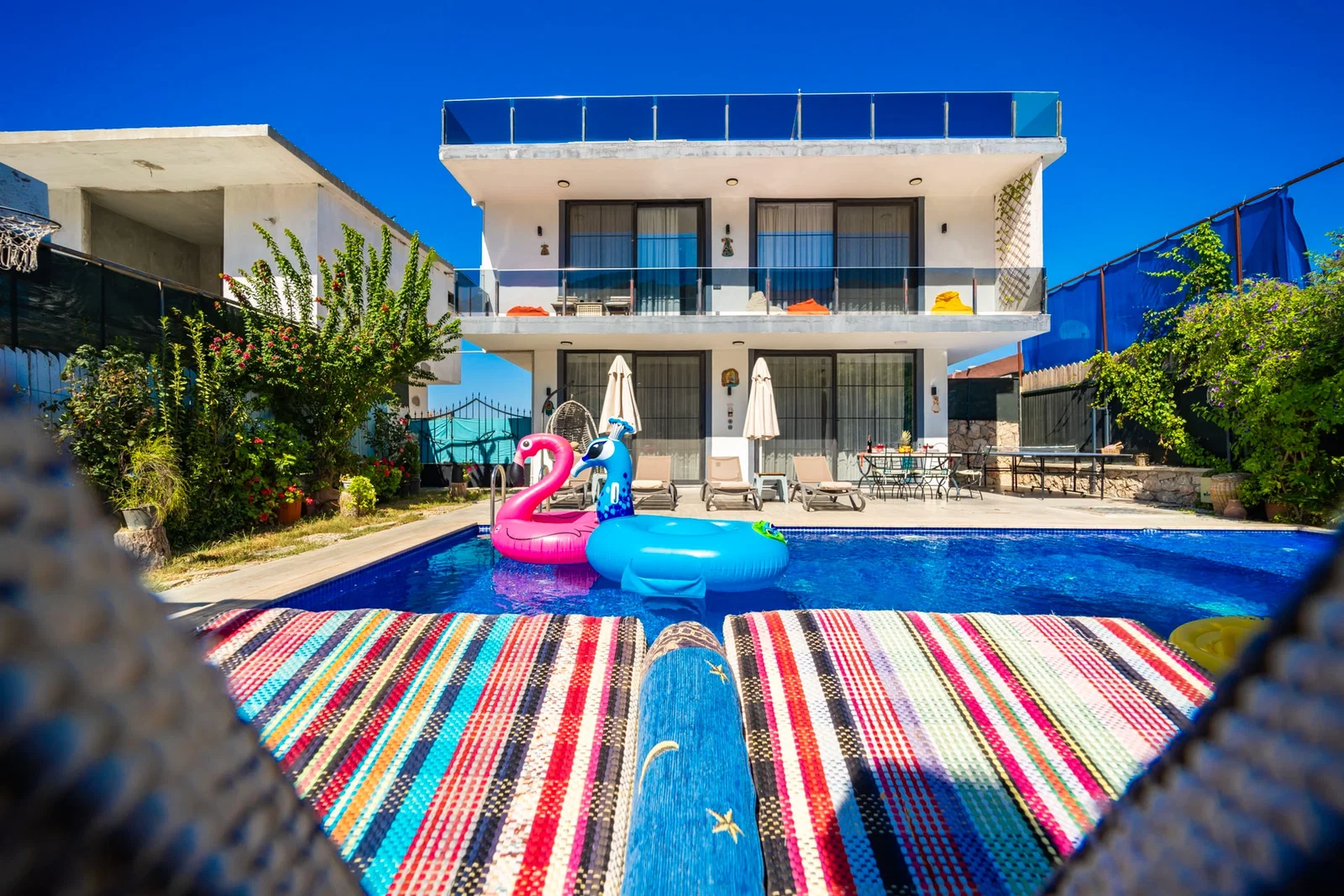 Yeşilköy’de Balayı Çiftlerine Uygun, Korunaklı Havuzlu, 2 Yatak Odalı, Kiralık Villa