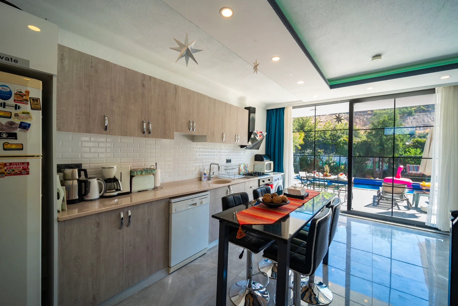 Yeşilköy’de Balayı Çiftlerine Uygun, Korunaklı Havuzlu, 2 Yatak Odalı, Kiralık Villa