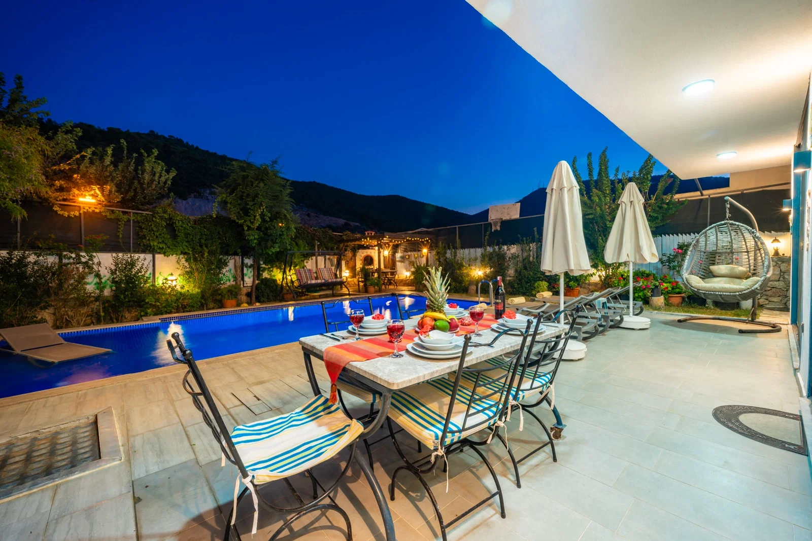 Yeşilköy’de Balayı Çiftlerine Uygun, Korunaklı Havuzlu, 2 Yatak Odalı, Kiralık Villa