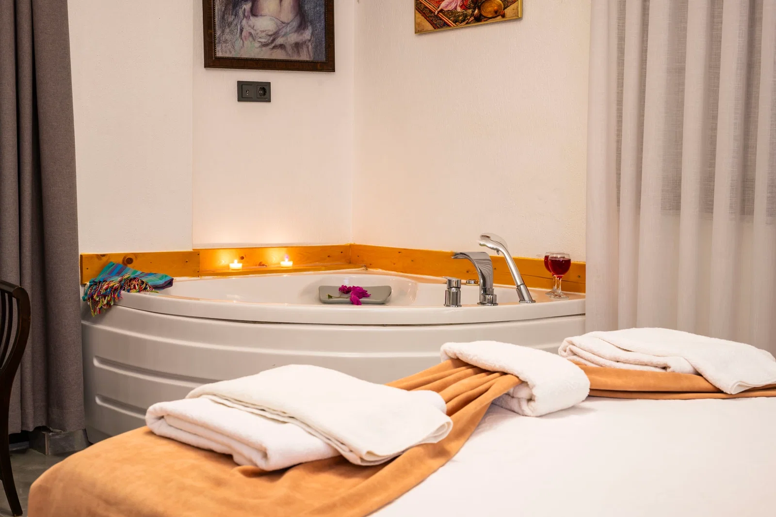 Yeşilköy’de Balayı Çiftlerine Uygun, Korunaklı Havuzlu, 2 Yatak Odalı, Kiralık Villa