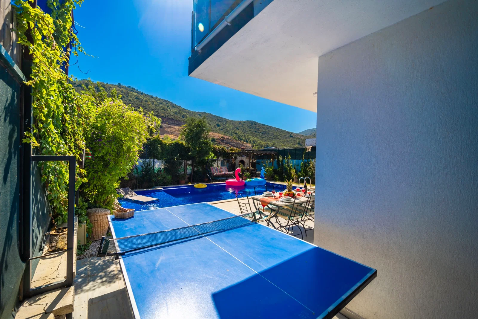 Yeşilköy’de Balayı Çiftlerine Uygun, Korunaklı Havuzlu, 2 Yatak Odalı, Kiralık Villa