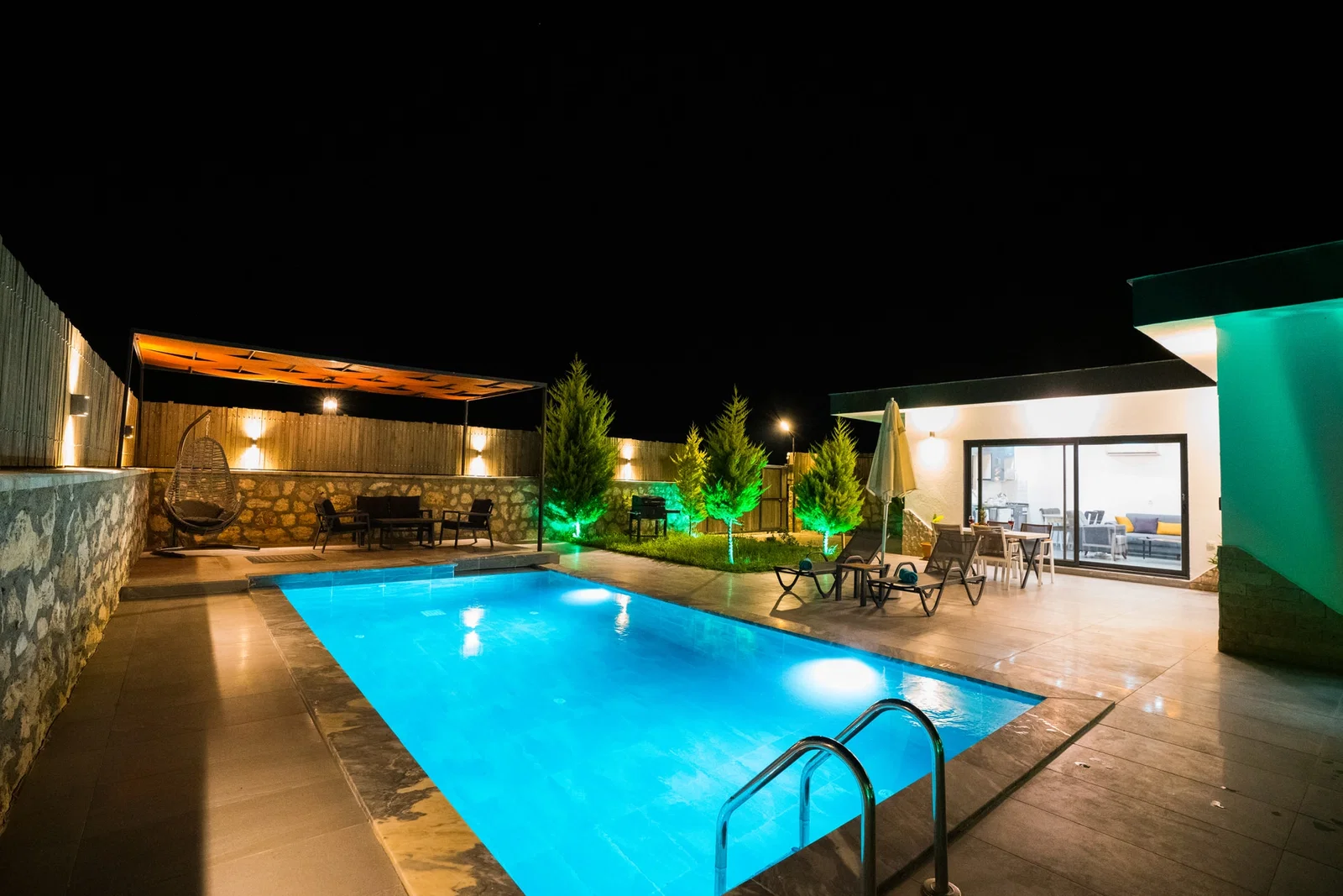 Bezirgan’da Balayı Çiftlerine Uygun, Korunaklı Havuzlu, 2 Kişilik, Kiralık Villa
