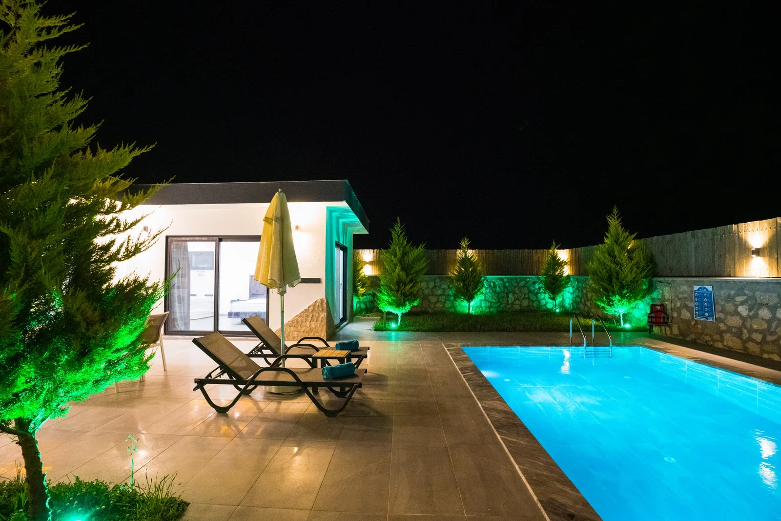 Bezirgan’da Balayı Çiftlerine Uygun, Korunaklı Havuzlu, 2 Kişilik, Kiralık Villa