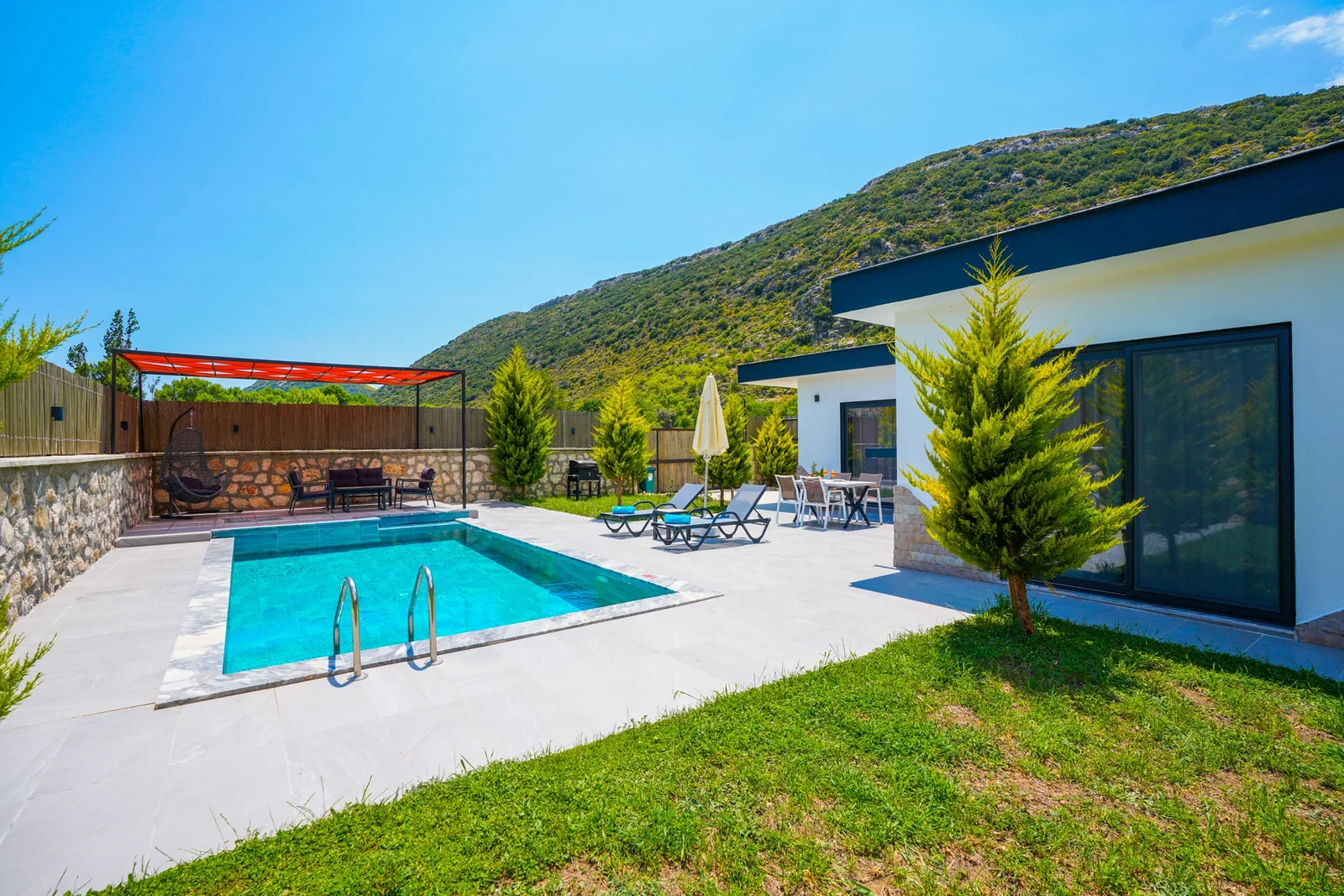 Bezirgan’da Balayı Çiftlerine Uygun, Korunaklı Havuzlu, 2 Kişilik, Kiralık Villa