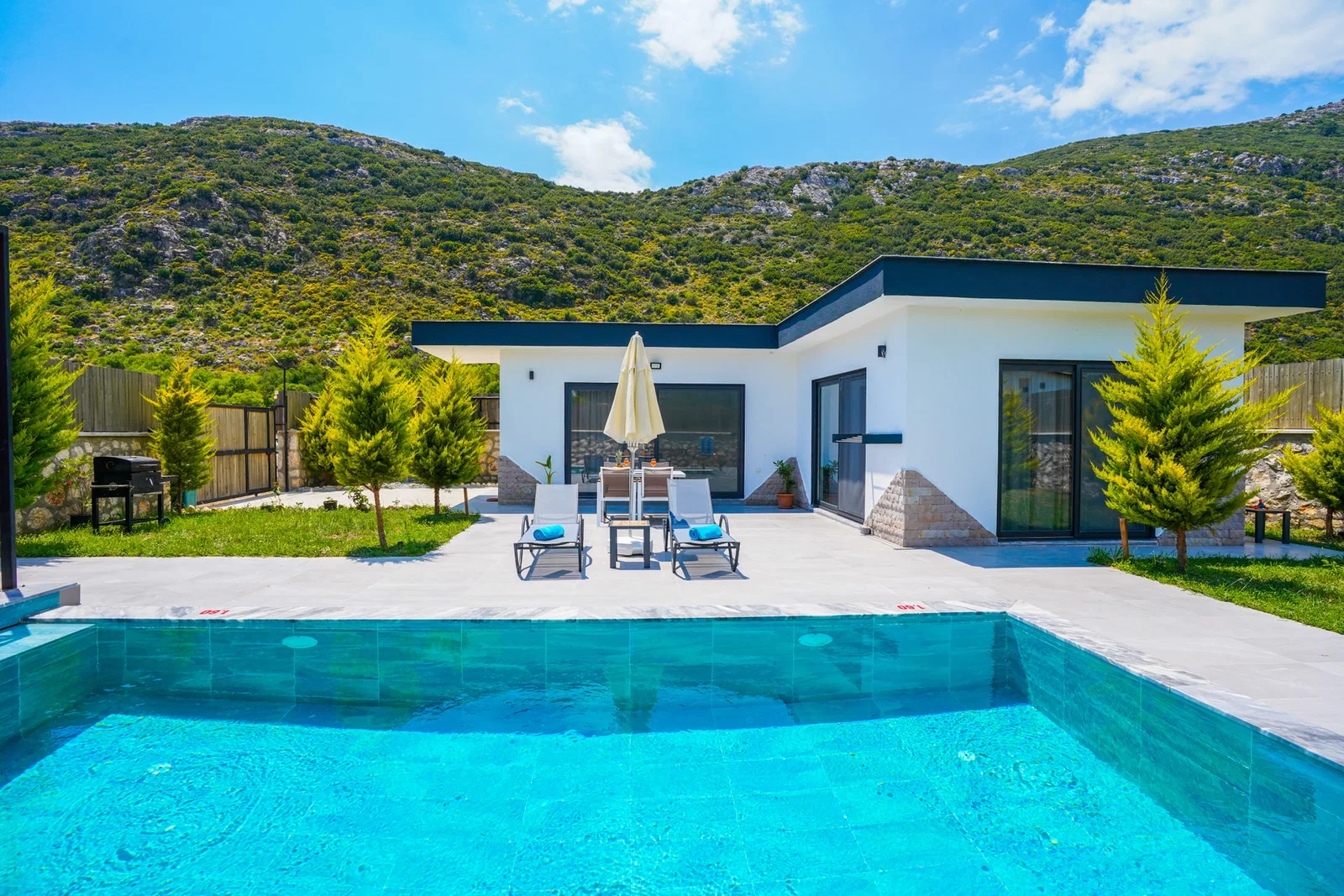 Bezirgan’da Balayı Çiftlerine Uygun, Korunaklı Havuzlu, 2 Kişilik, Kiralık Villa