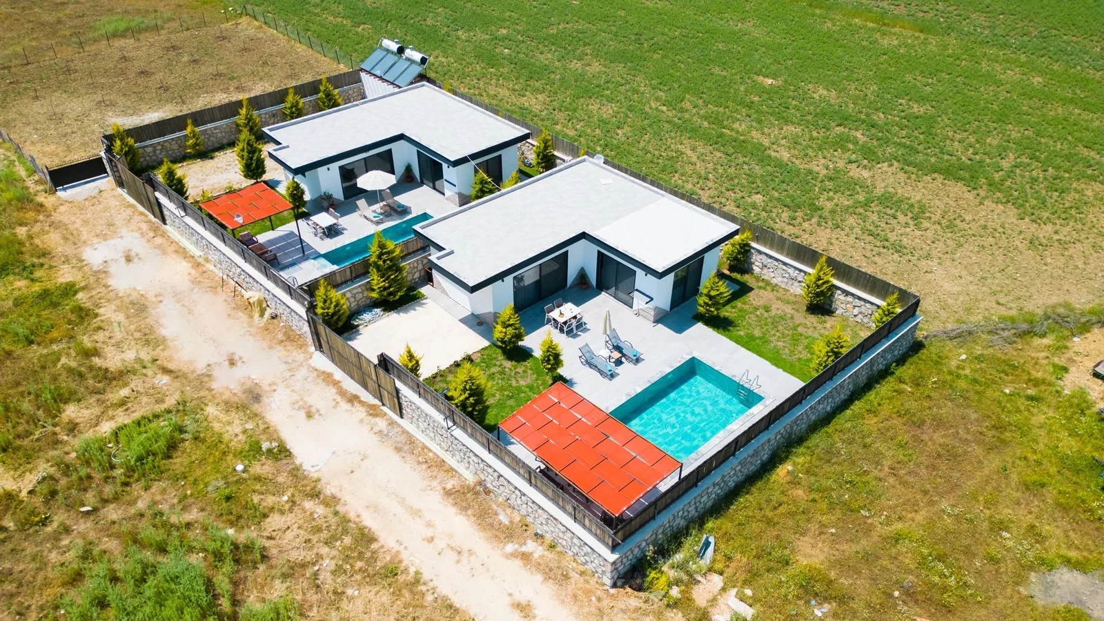 Bezirgan’da Balayı Çiftlerine Uygun, Korunaklı Havuzlu, 2 Kişilik, Kiralık Villa
