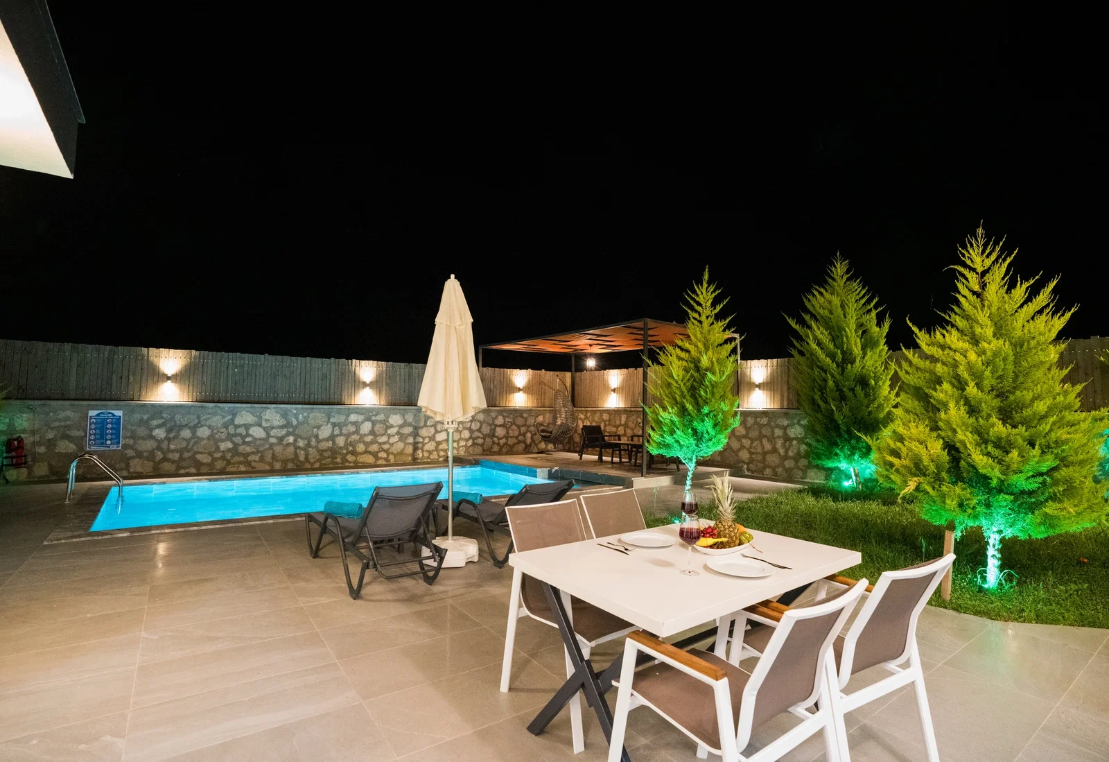 Bezirgan’da Balayı Çiftlerine Uygun, Korunaklı Havuzlu, 2 Kişilik, Kiralık Villa