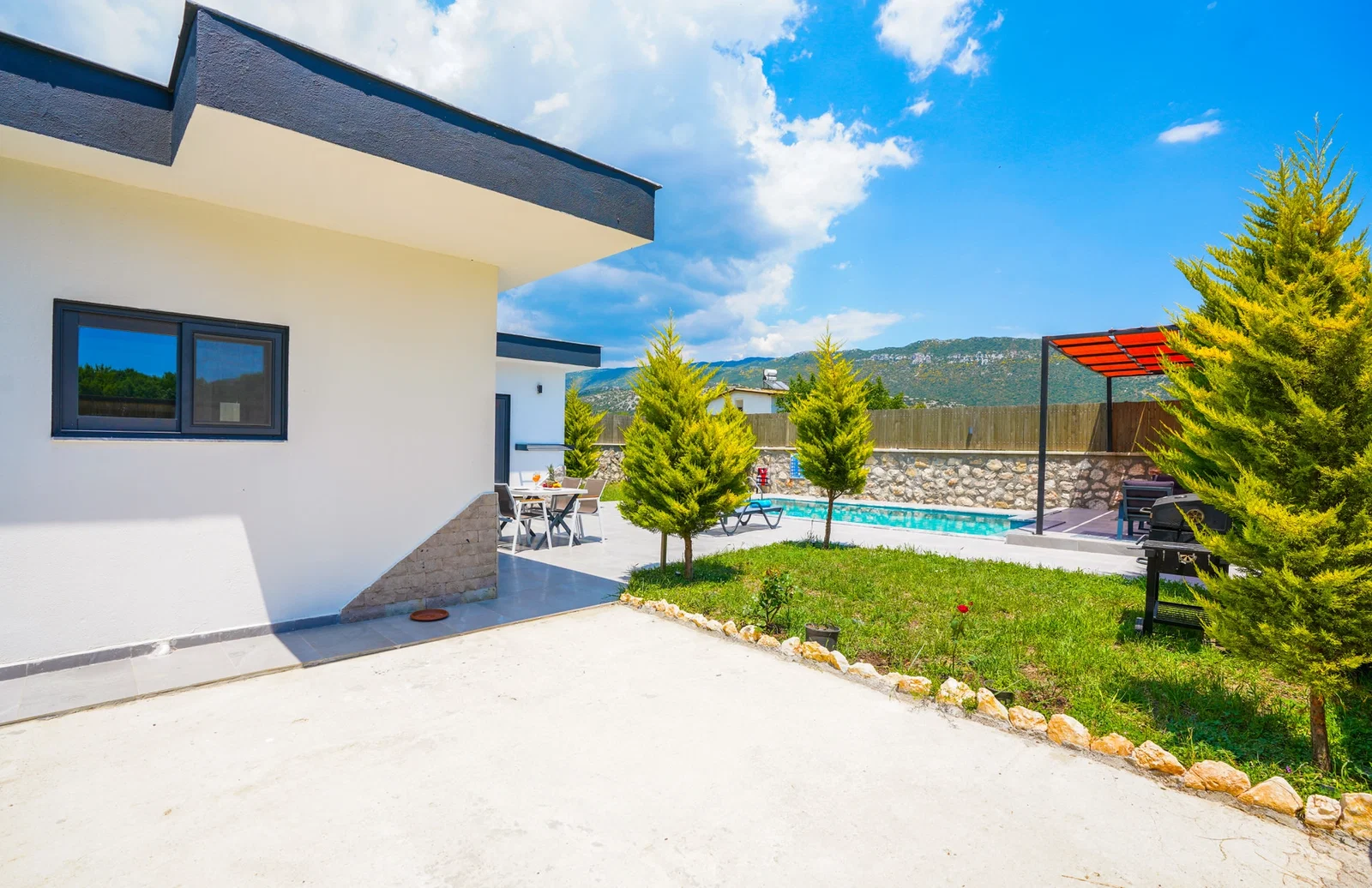 Bezirgan’da Balayı Çiftlerine Uygun, Korunaklı Havuzlu, 2 Kişilik, Kiralık Villa