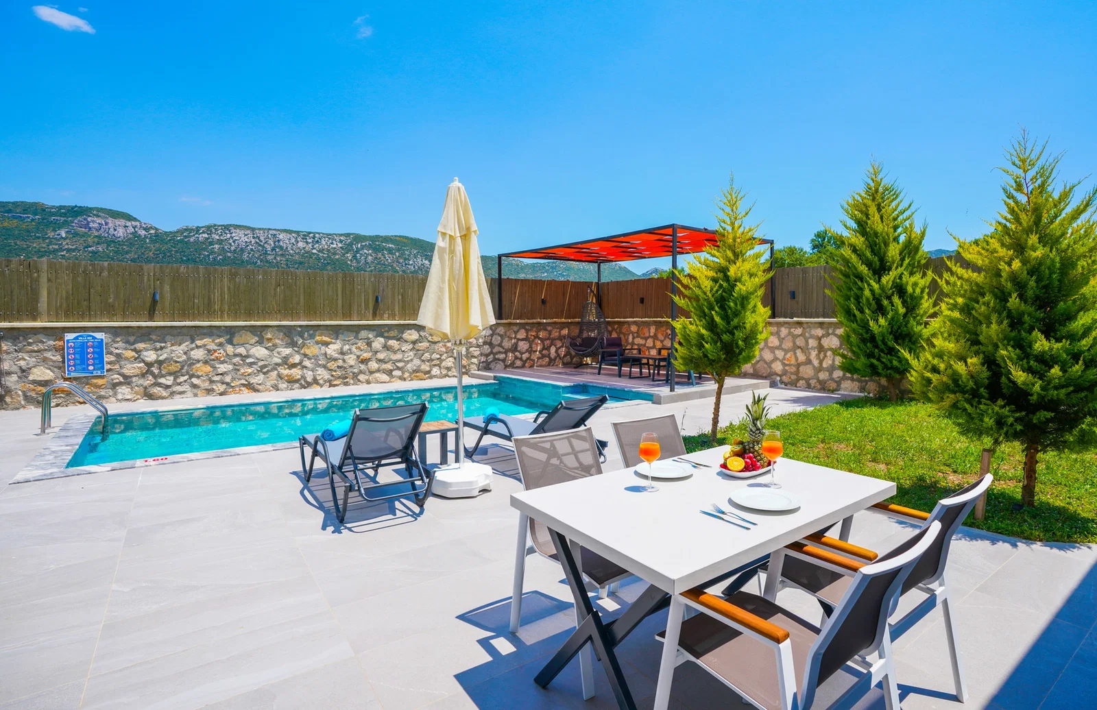 Bezirgan’da Balayı Çiftlerine Uygun, Korunaklı Havuzlu, 2 Kişilik, Kiralık Villa
