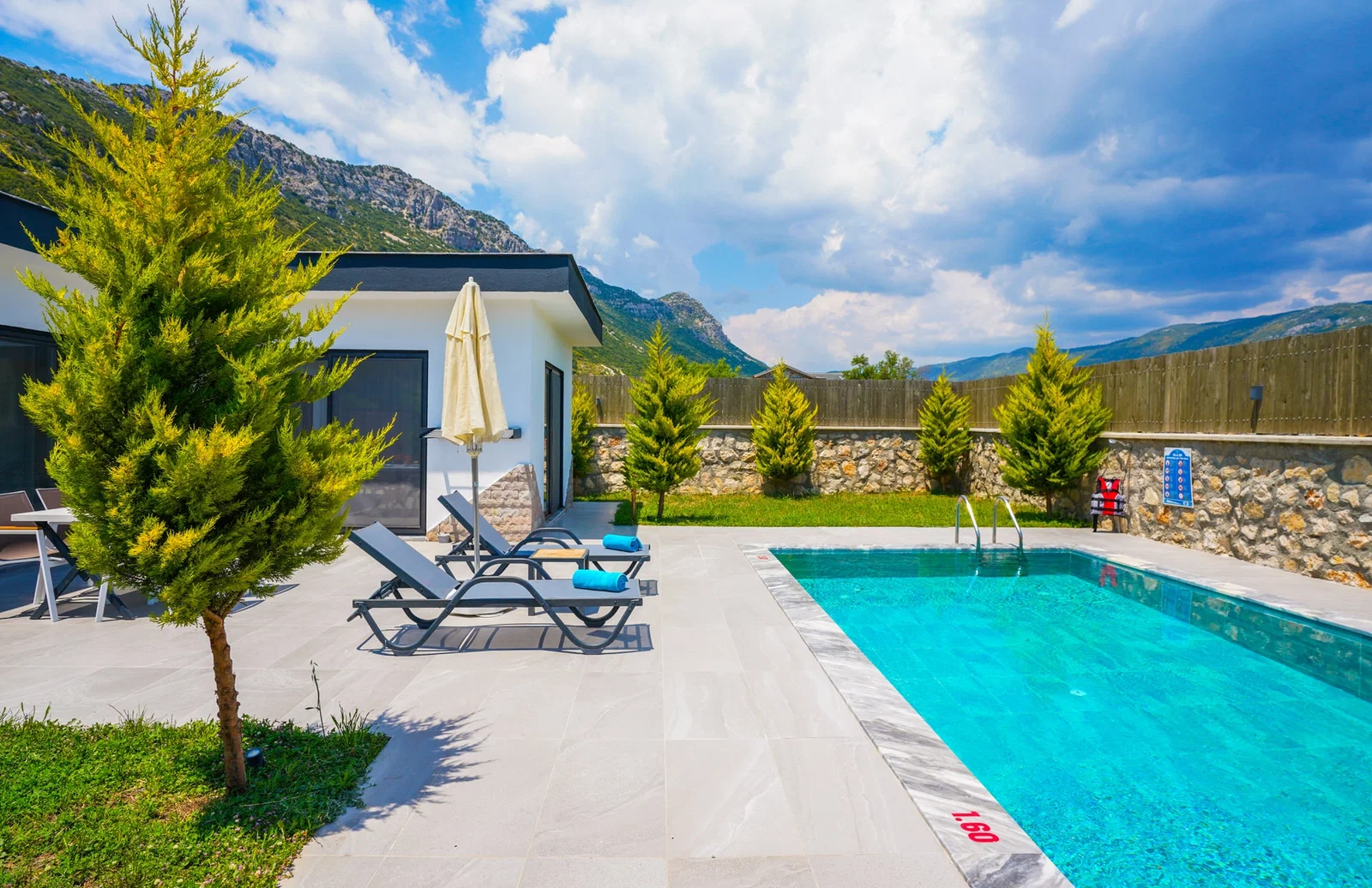 Bezirgan’da Balayı Çiftlerine Uygun, Korunaklı Havuzlu, 2 Kişilik, Kiralık Villa
