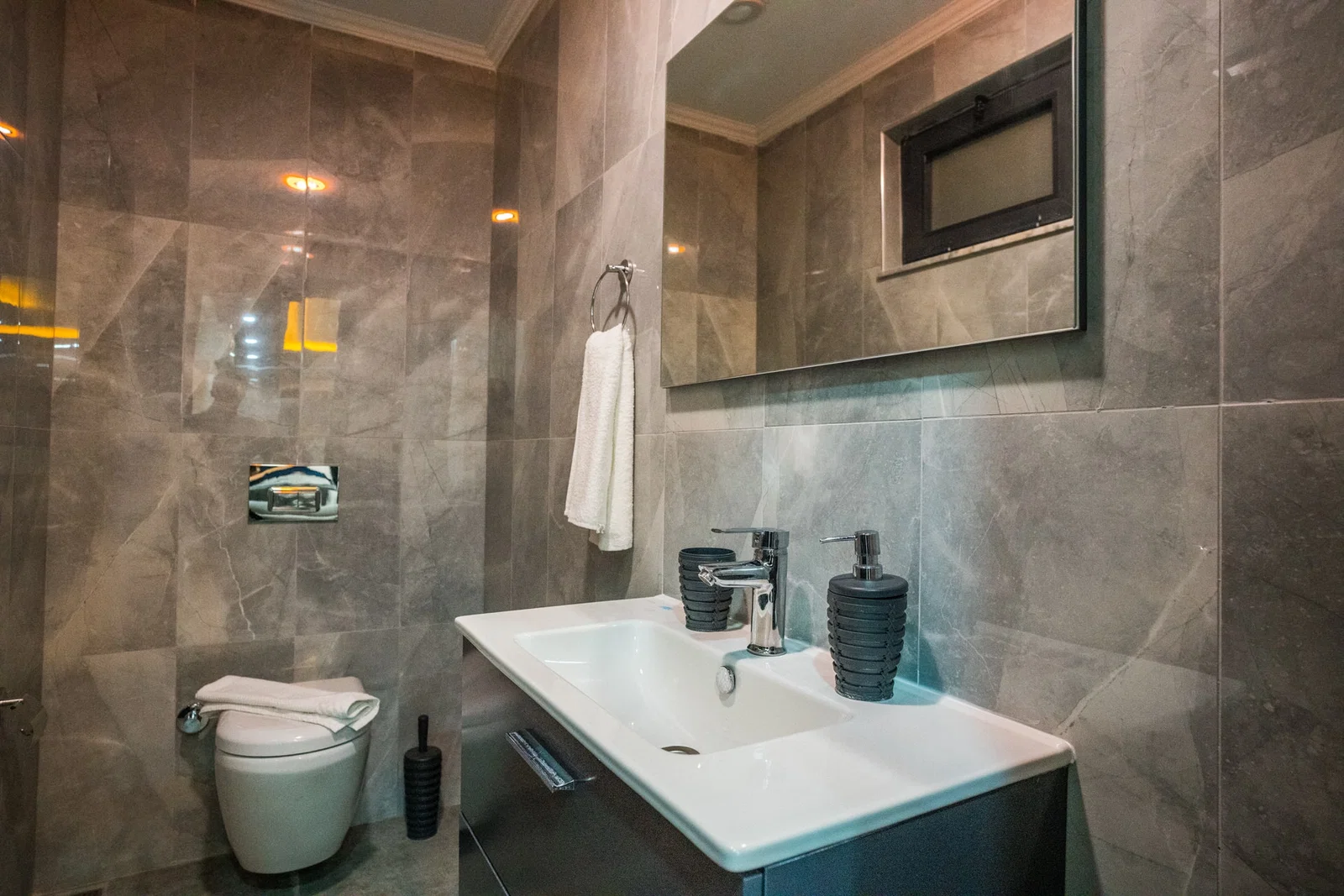 Bezirgan’da Balayı Çiftlerine Uygun, Korunaklı Havuzlu, 2 Kişilik, Kiralık Villa