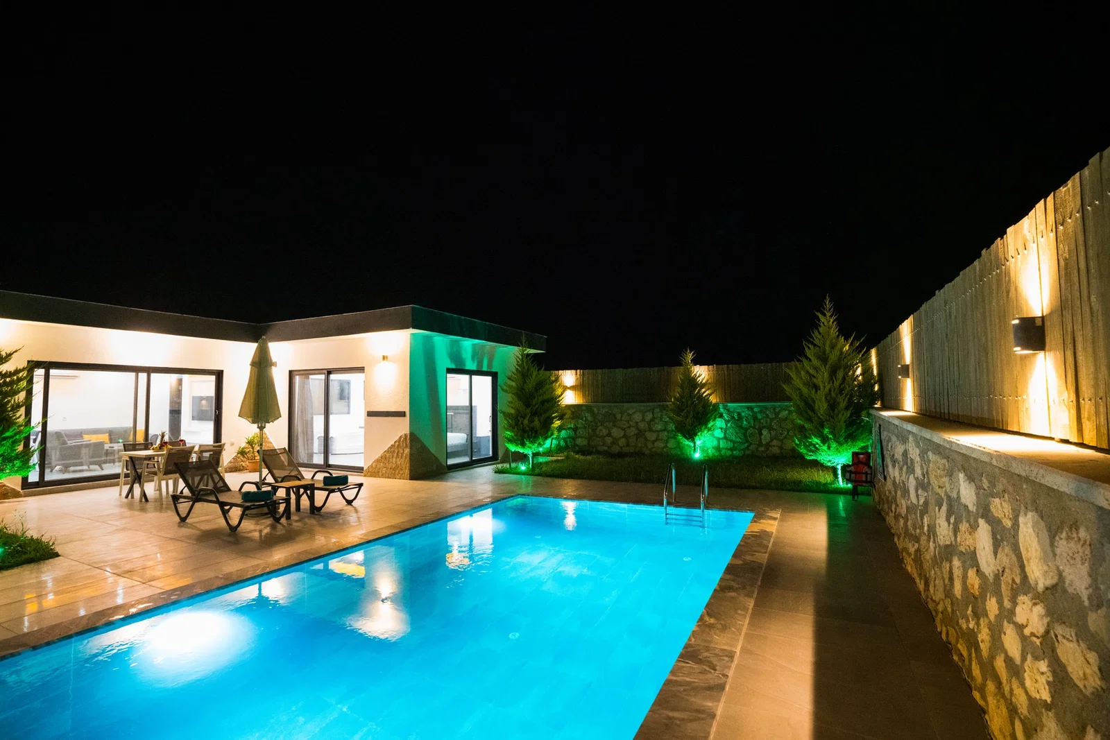 Bezirgan’da Balayı Çiftlerine Uygun, Korunaklı Havuzlu, 2 Kişilik, Kiralık Villa