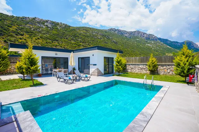 Bezirgan’da Balayı Çiftlerine Uygun, Korunaklı Havuzlu, 2 Kişilik, Kiralık Villa