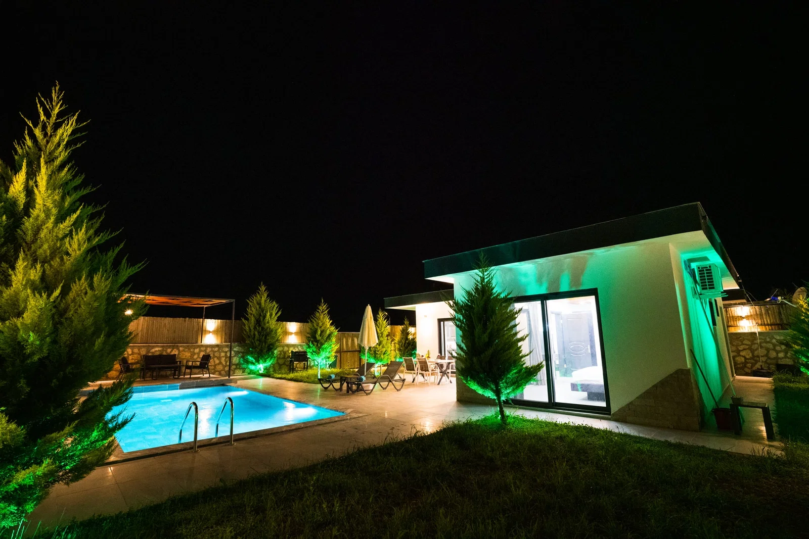 Bezirgan’da Balayı Çiftlerine Uygun, Korunaklı Havuzlu, 2 Kişilik, Kiralık Villa
