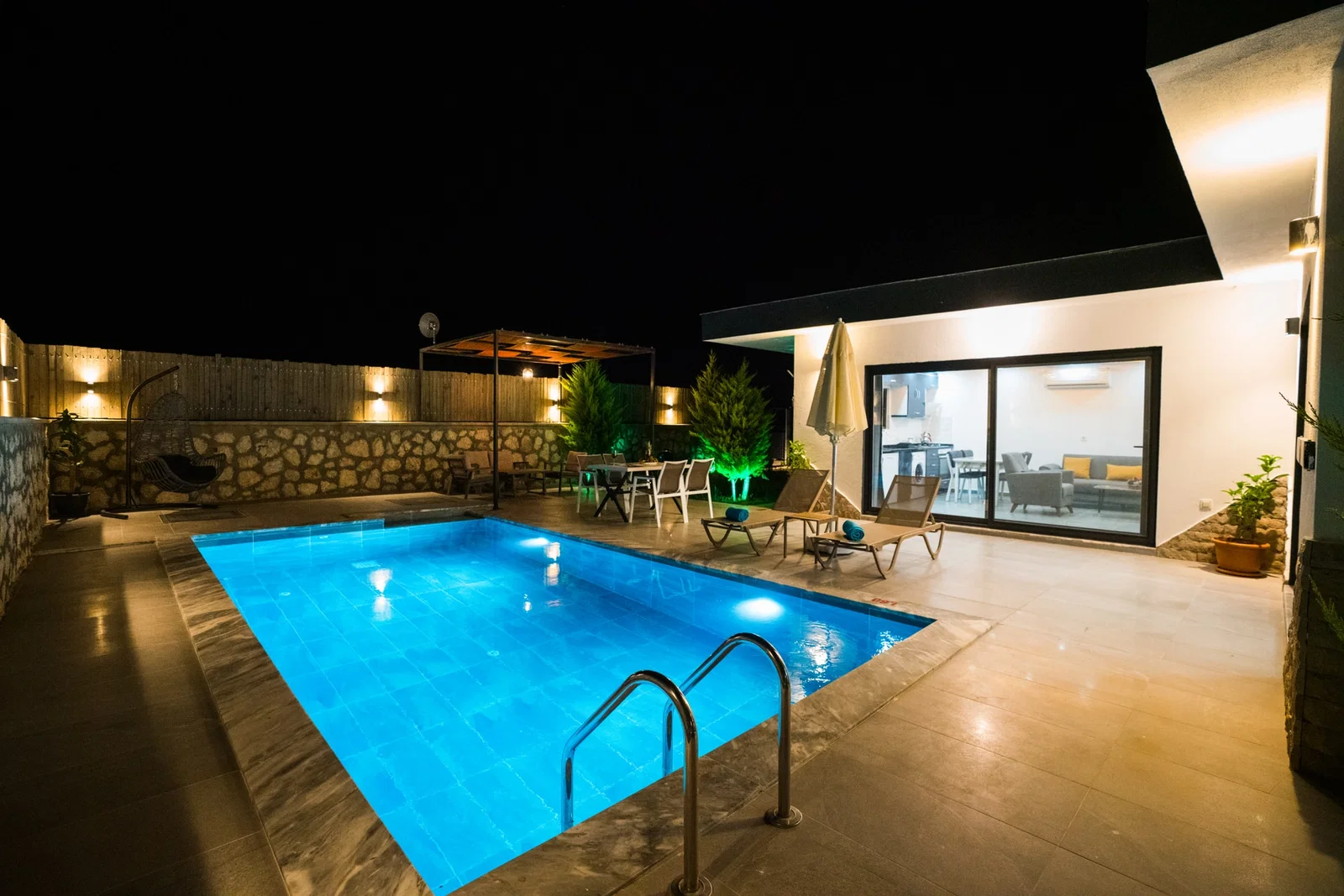 Bezirgan’da Balayı Çiftlerine Uygun, Korunaklı Havuzlu, 1 Yatak Odalı, Kiralık Villa
