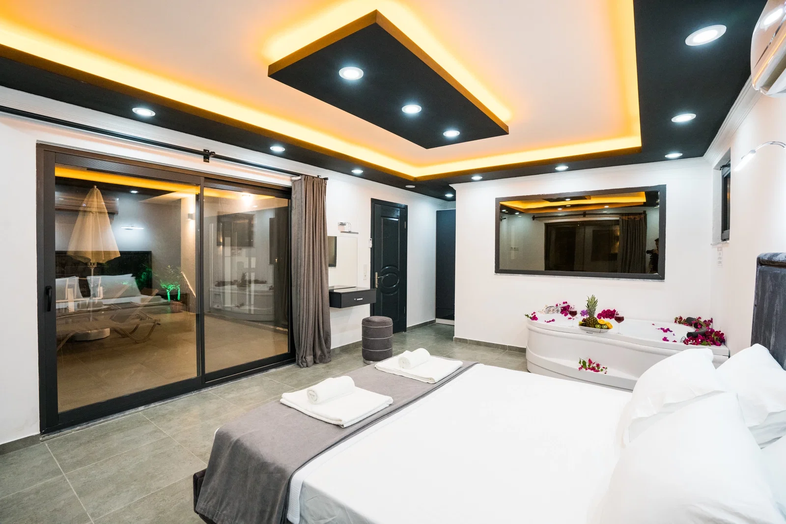 Bezirgan’da Balayı Çiftlerine Uygun, Korunaklı Havuzlu, 1 Yatak Odalı, Kiralık Villa