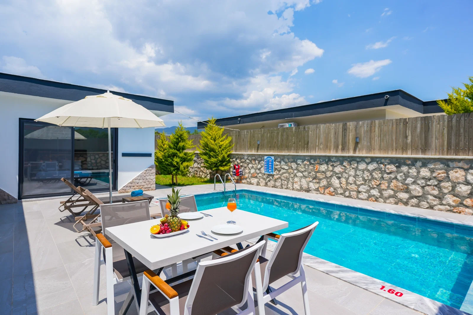 Bezirgan’da Balayı Çiftlerine Uygun, Korunaklı Havuzlu, 1 Yatak Odalı, Kiralık Villa