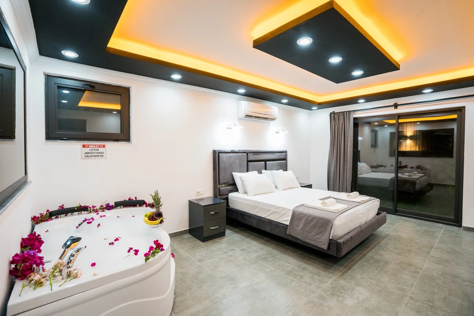 Bezirgan’da Balayı Çiftlerine Uygun, Korunaklı Havuzlu, 1 Yatak Odalı, Kiralık Villa