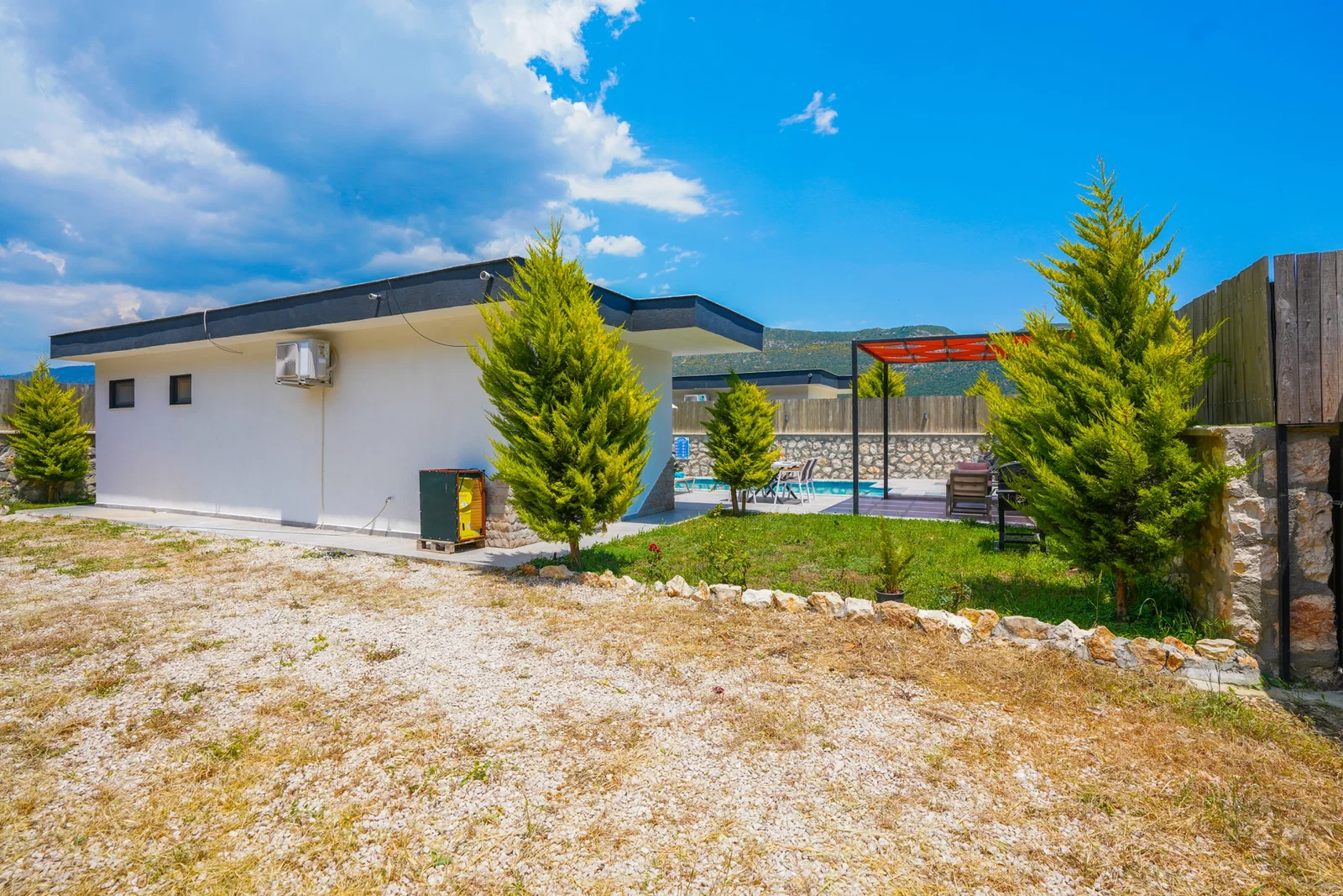 Bezirgan’da Balayı Çiftlerine Uygun, Korunaklı Havuzlu, 1 Yatak Odalı, Kiralık Villa