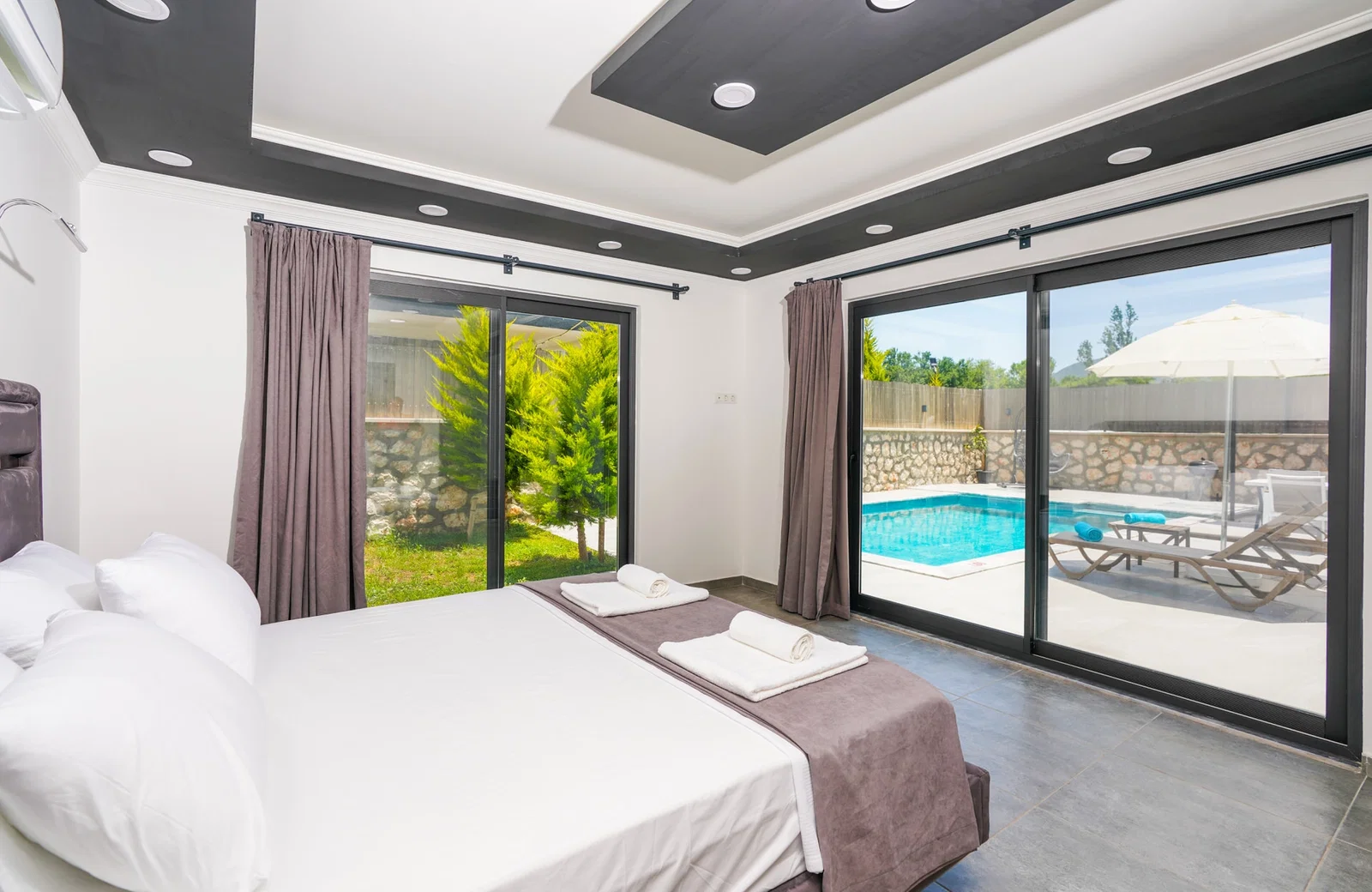 Bezirgan’da Balayı Çiftlerine Uygun, Korunaklı Havuzlu, 1 Yatak Odalı, Kiralık Villa