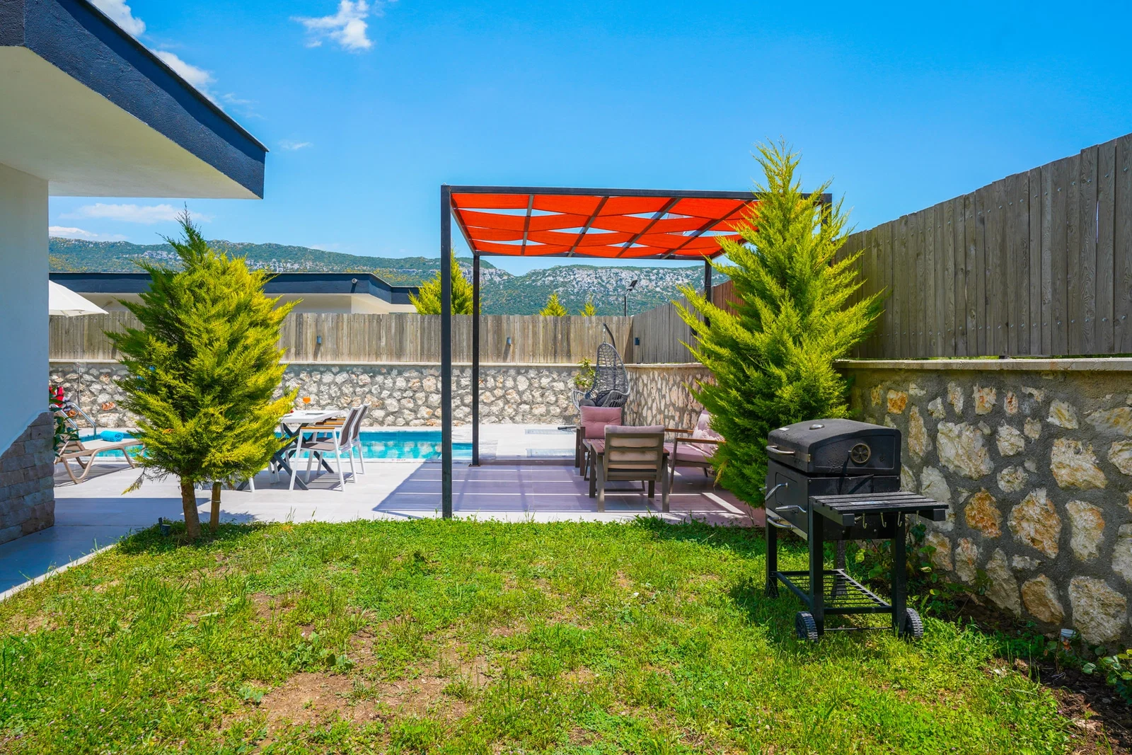 Bezirgan’da Balayı Çiftlerine Uygun, Korunaklı Havuzlu, 1 Yatak Odalı, Kiralık Villa