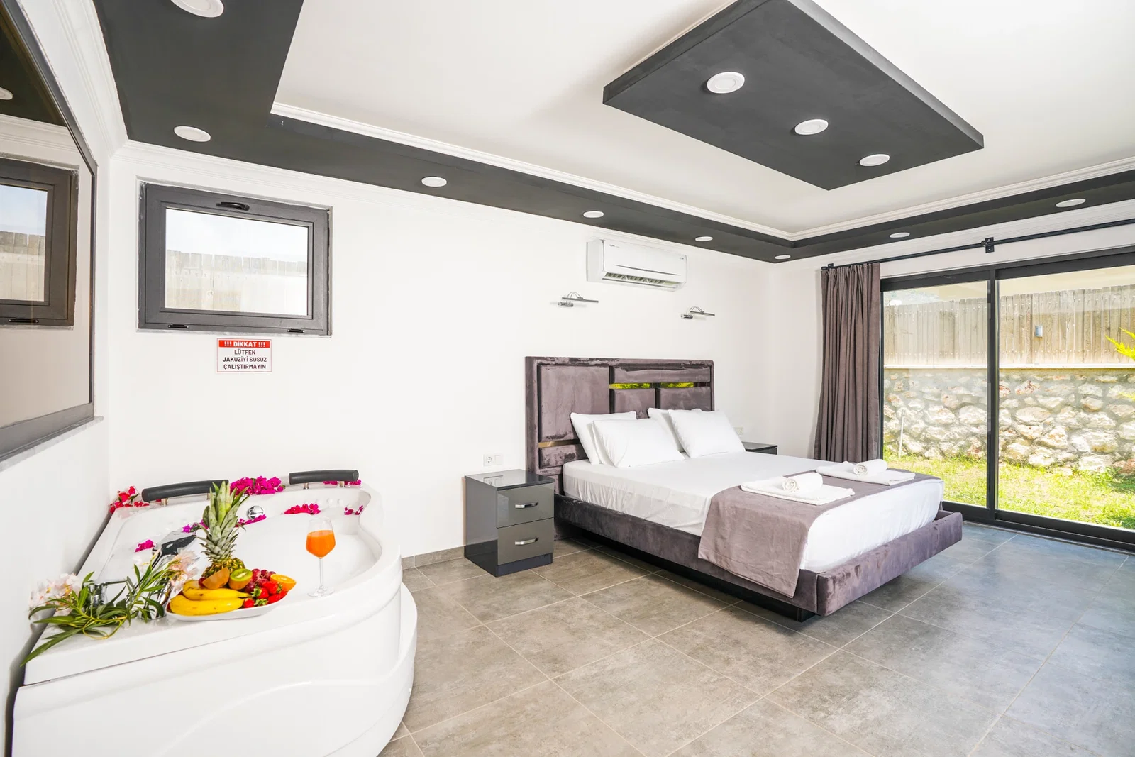Bezirgan’da Balayı Çiftlerine Uygun, Korunaklı Havuzlu, 1 Yatak Odalı, Kiralık Villa
