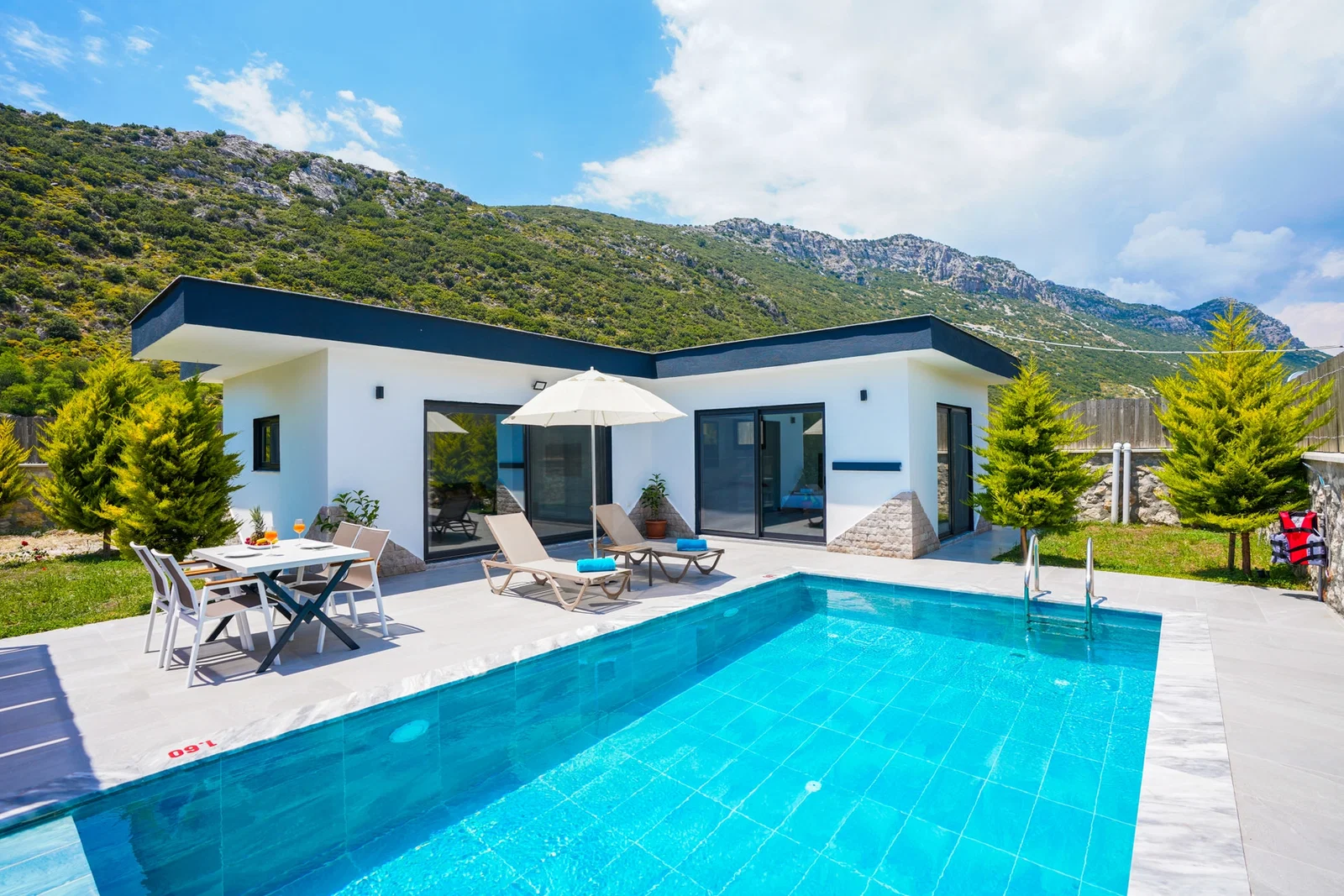 Bezirgan’da Balayı Çiftlerine Uygun, Korunaklı Havuzlu, 1 Yatak Odalı, Kiralık Villa