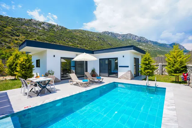 Bezirgan’da Balayı Çiftlerine Uygun, Korunaklı Havuzlu, 1 Yatak Odalı, Kiralık Villa