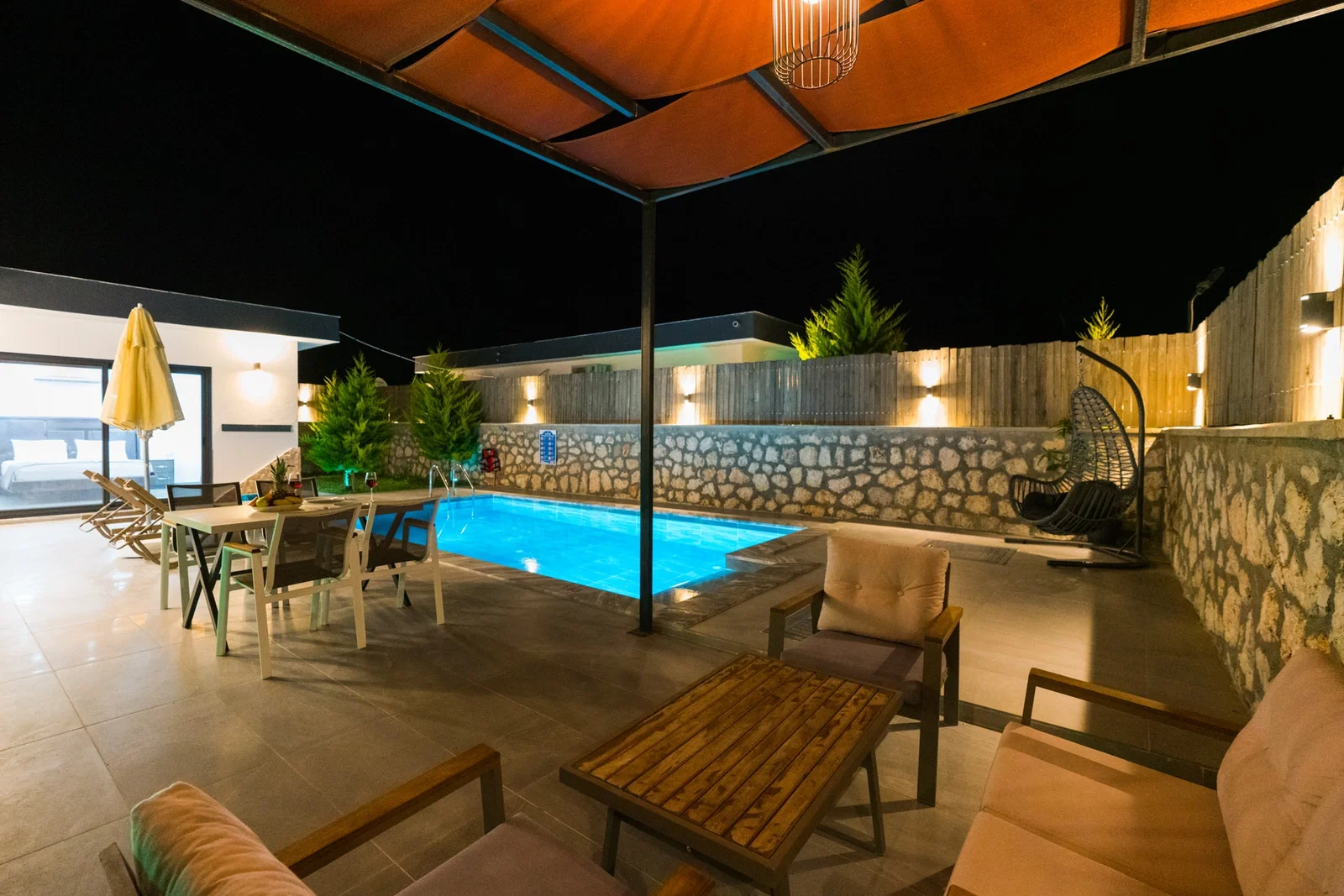 Bezirgan’da Balayı Çiftlerine Uygun, Korunaklı Havuzlu, 1 Yatak Odalı, Kiralık Villa