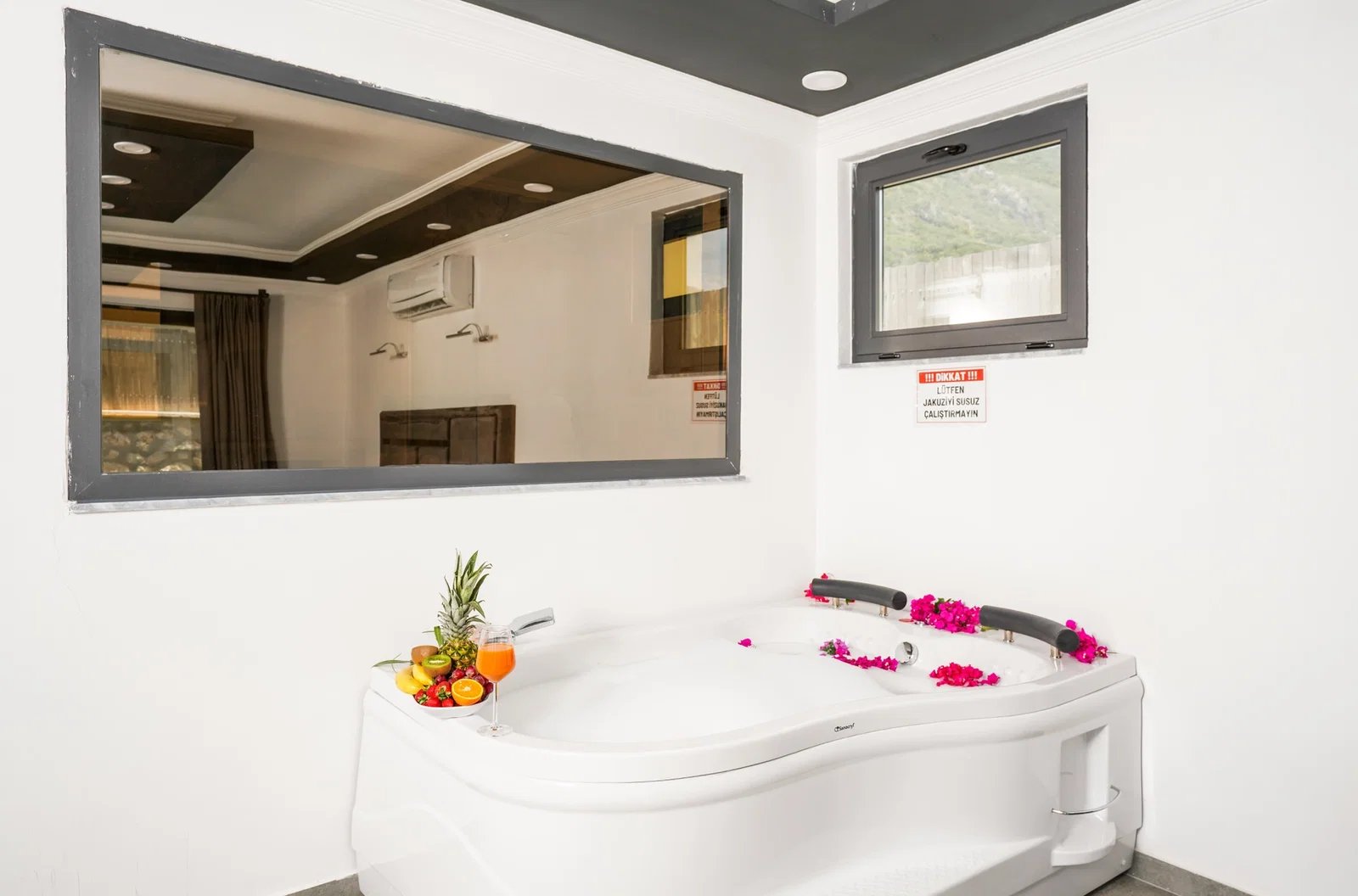 Bezirgan’da Balayı Çiftlerine Uygun, Korunaklı Havuzlu, 1 Yatak Odalı, Kiralık Villa