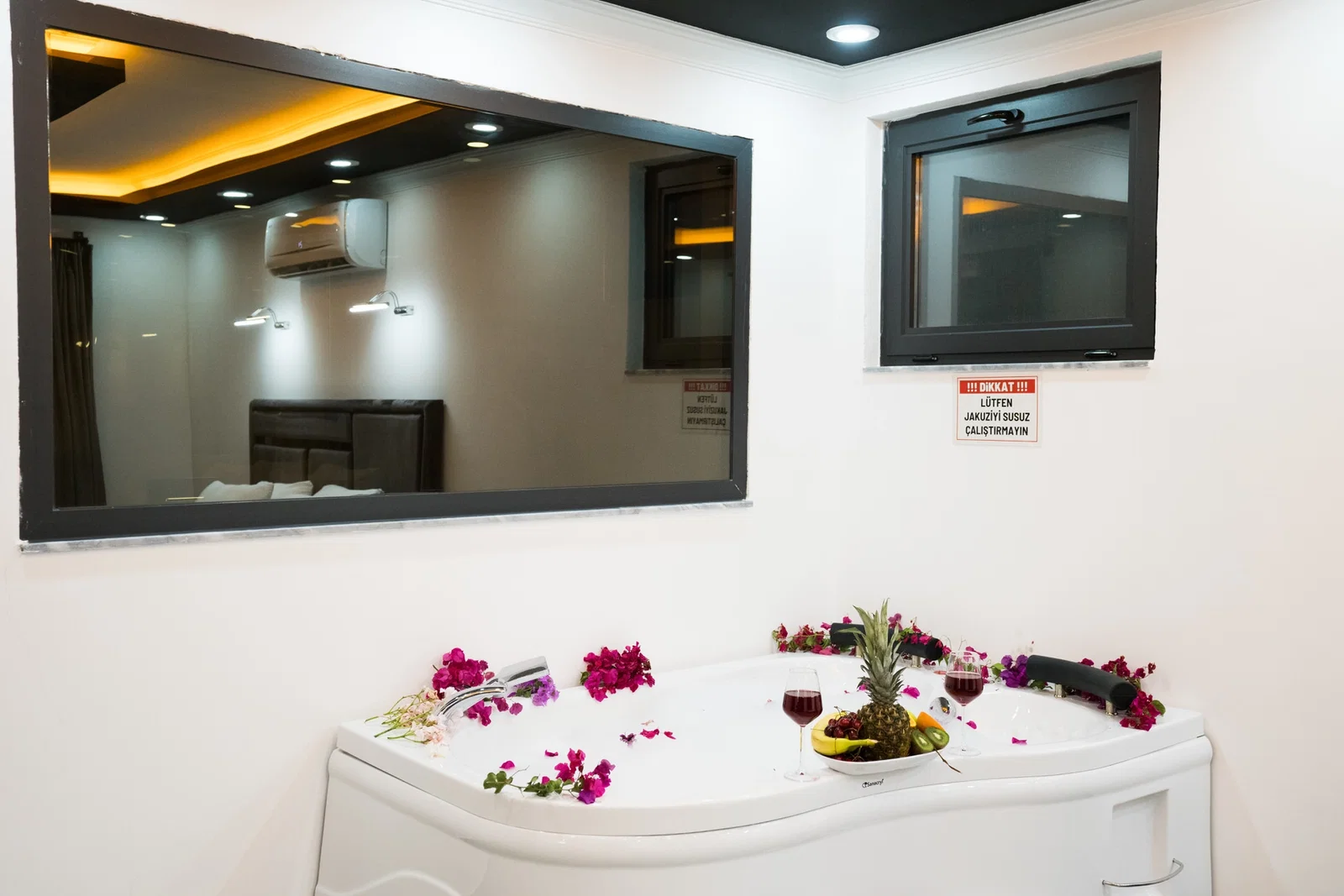 Bezirgan’da Balayı Çiftlerine Uygun, Korunaklı Havuzlu, 1 Yatak Odalı, Kiralık Villa