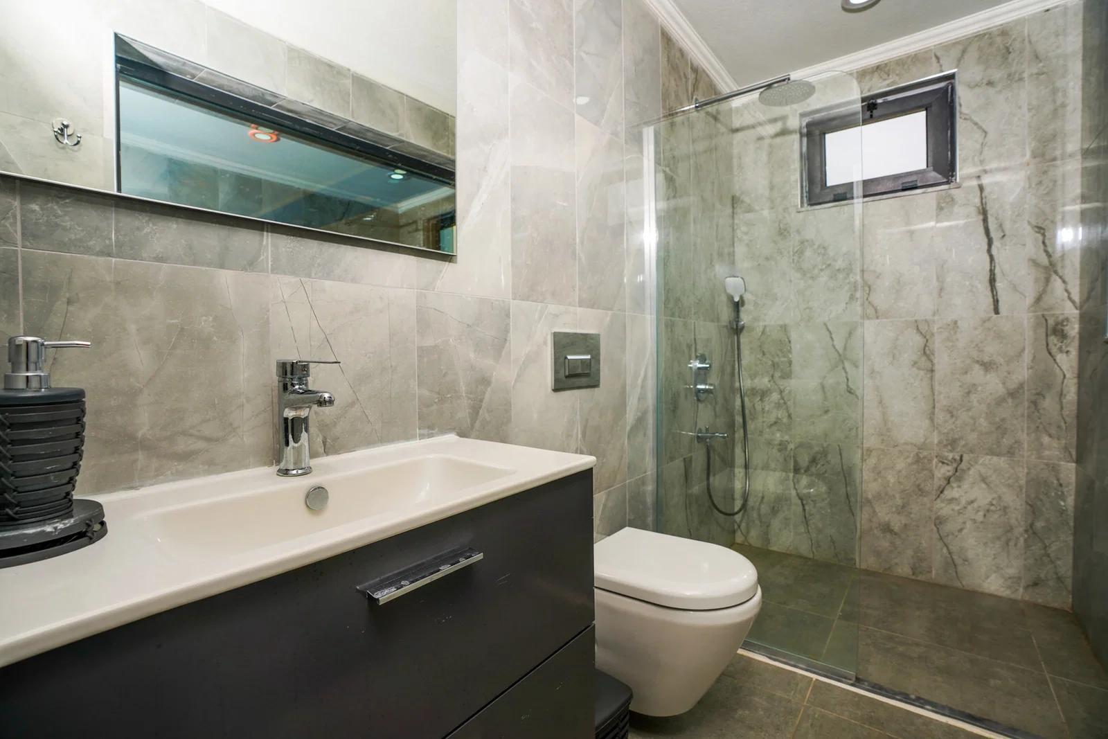 Bezirgan’da Balayı Çiftlerine Uygun, Korunaklı Havuzlu, 1 Yatak Odalı, Kiralık Villa