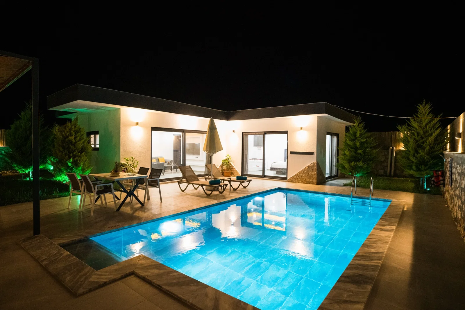 Bezirgan’da Balayı Çiftlerine Uygun, Korunaklı Havuzlu, 1 Yatak Odalı, Kiralık Villa