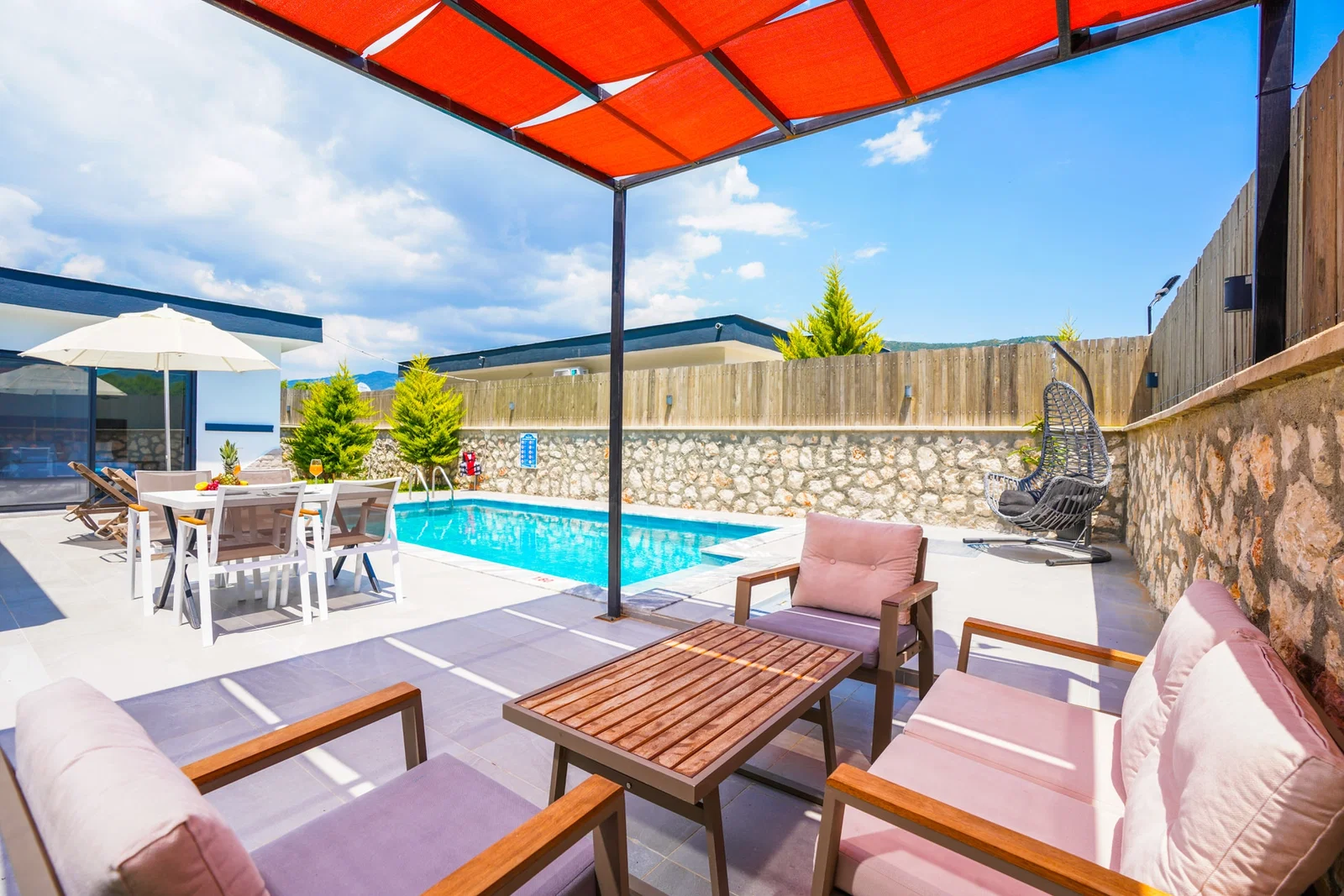 Bezirgan’da Balayı Çiftlerine Uygun, Korunaklı Havuzlu, 1 Yatak Odalı, Kiralık Villa