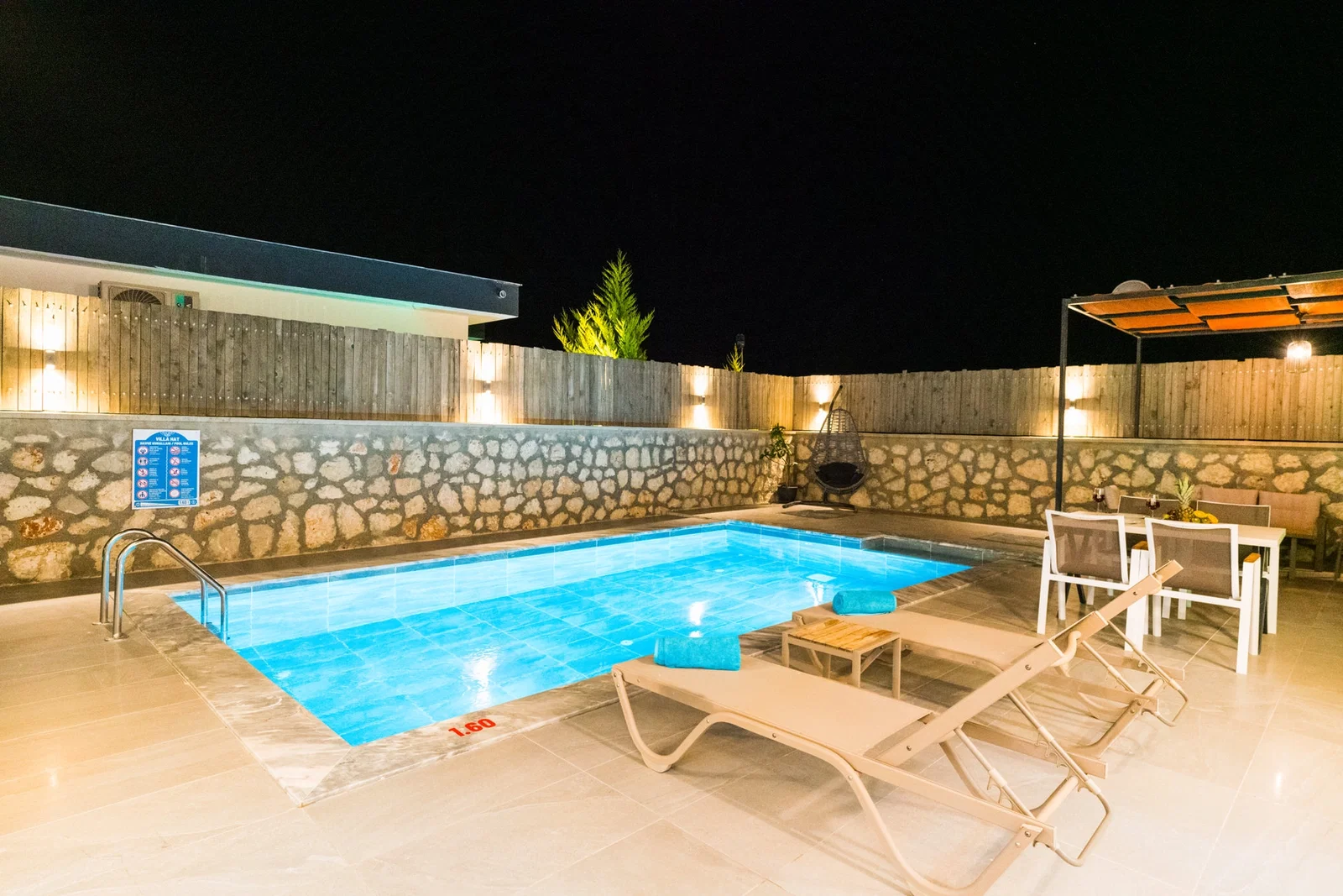 Bezirgan’da Balayı Çiftlerine Uygun, Korunaklı Havuzlu, 1 Yatak Odalı, Kiralık Villa