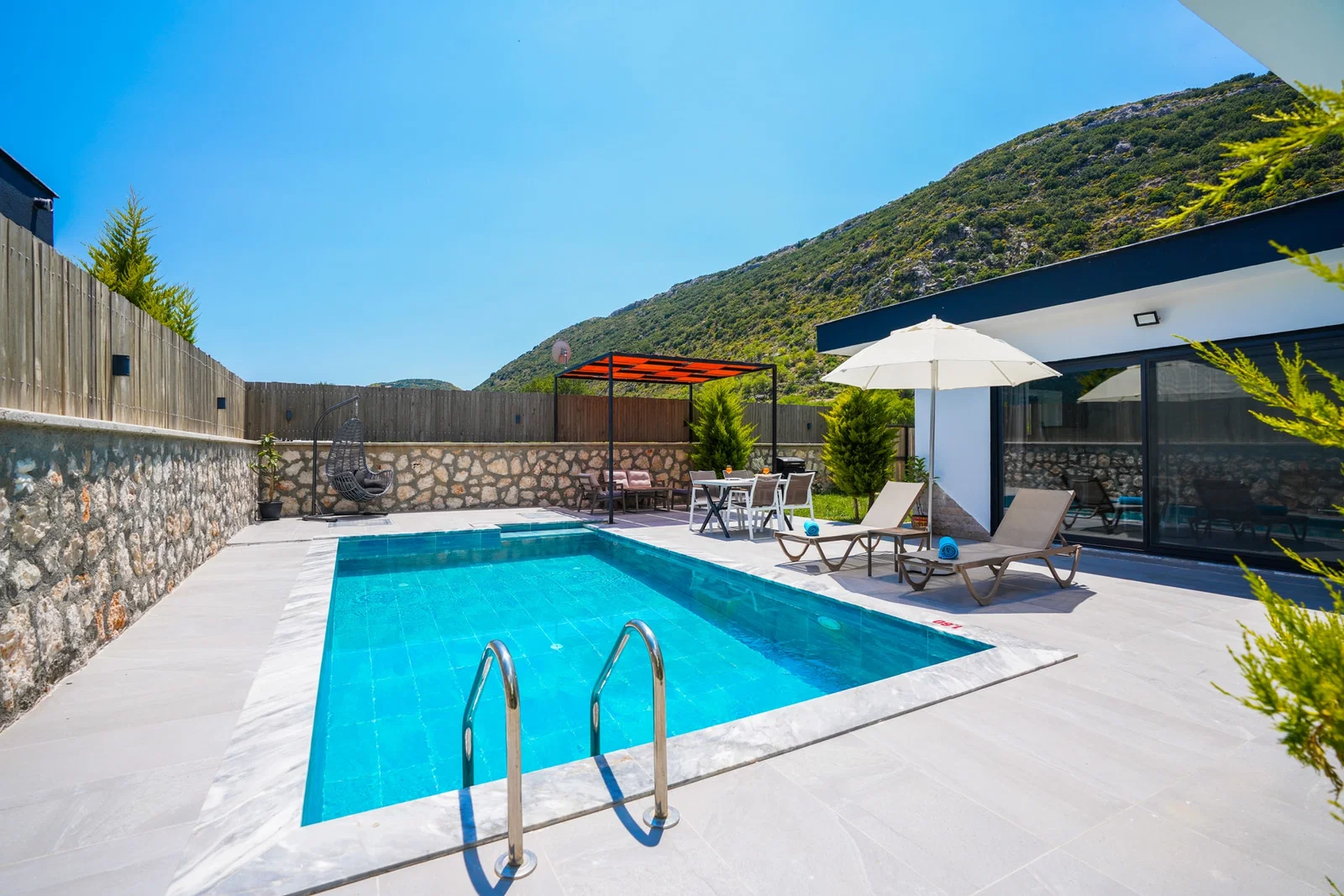 Bezirgan’da Balayı Çiftlerine Uygun, Korunaklı Havuzlu, 1 Yatak Odalı, Kiralık Villa