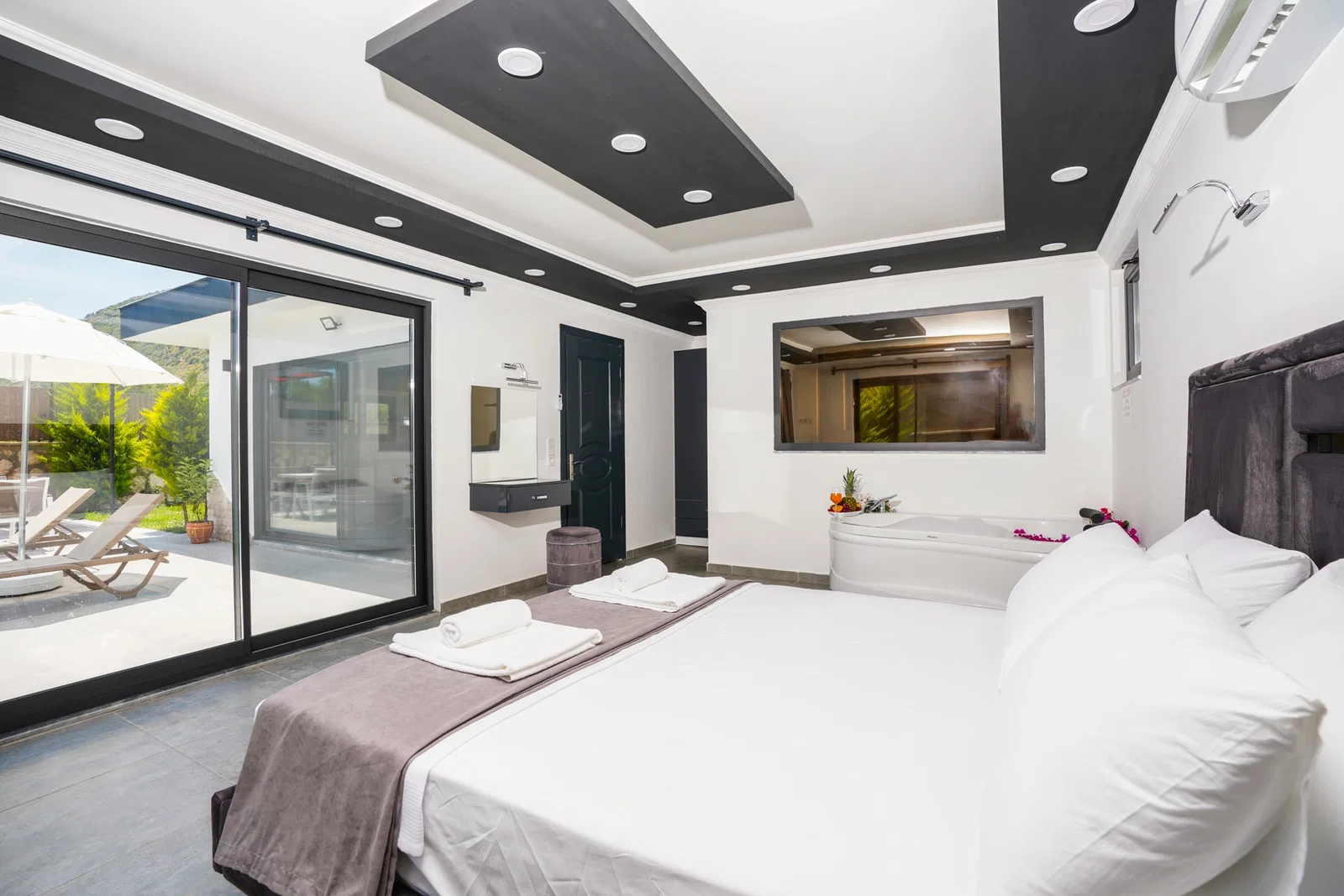 Bezirgan’da Balayı Çiftlerine Uygun, Korunaklı Havuzlu, 1 Yatak Odalı, Kiralık Villa