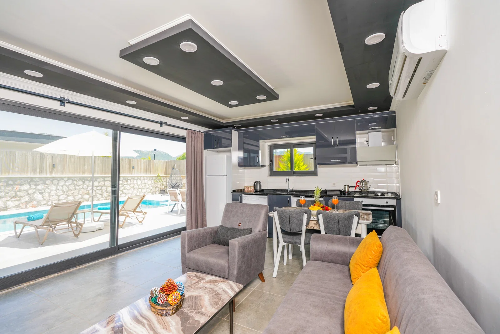 Bezirgan’da Balayı Çiftlerine Uygun, Korunaklı Havuzlu, 1 Yatak Odalı, Kiralık Villa