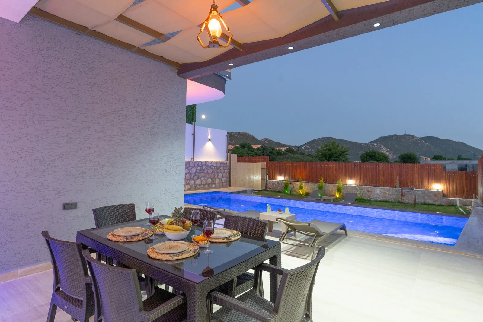 Bezirgan’da Balayı Çiftlerine Uygun, Korunaklı Havuzlu, 2 Yatak Odalı, Kiralık Villa